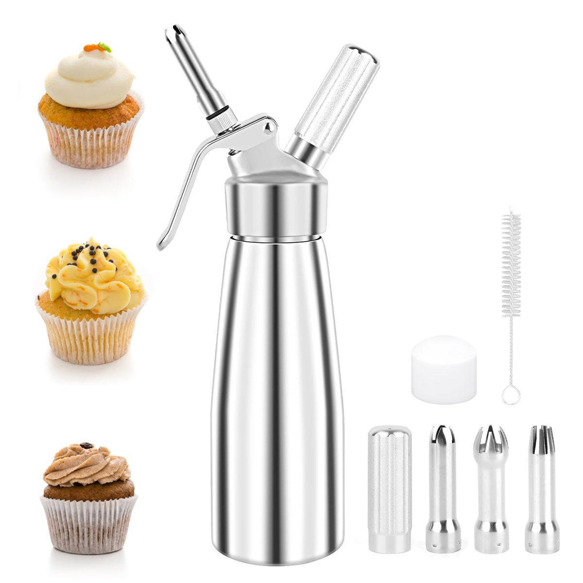 Ein Sahnespender aus Edelstahl steht neben drei Cupcakes und verschiedenen Düsen und Reinigungswerkzeugen auf weißem Grund.