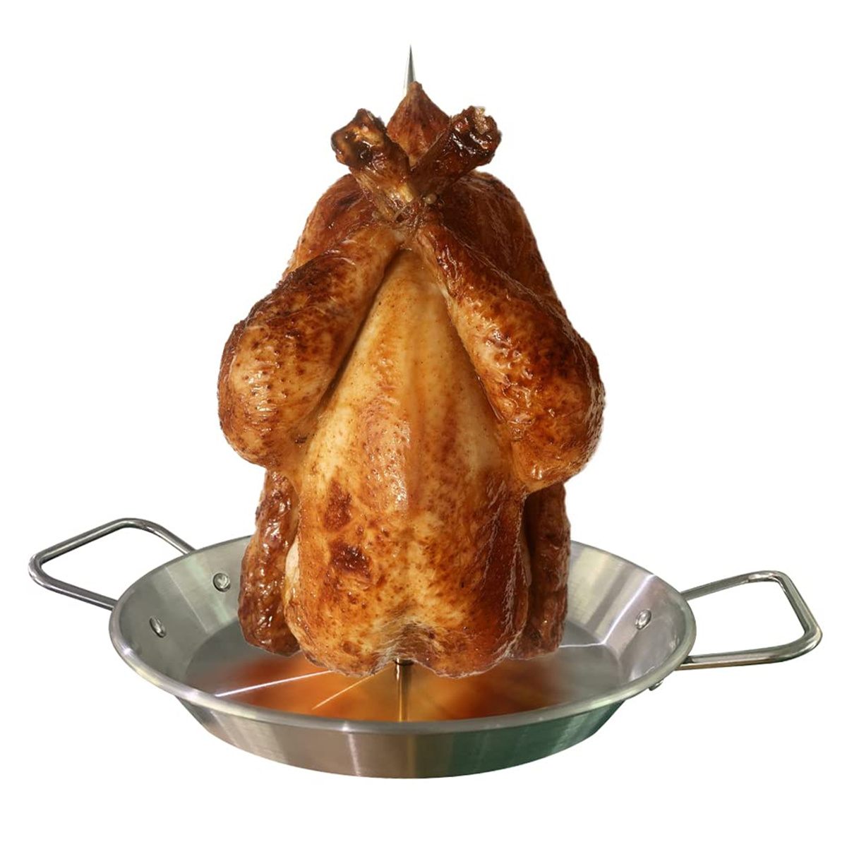 Ein gebratenes Huhn auf einem Metallspieß in einer Metallpfanne. Das Huhn ist goldbraun, die Beine sind gekreuzt. Der Hintergrund ist weiß.