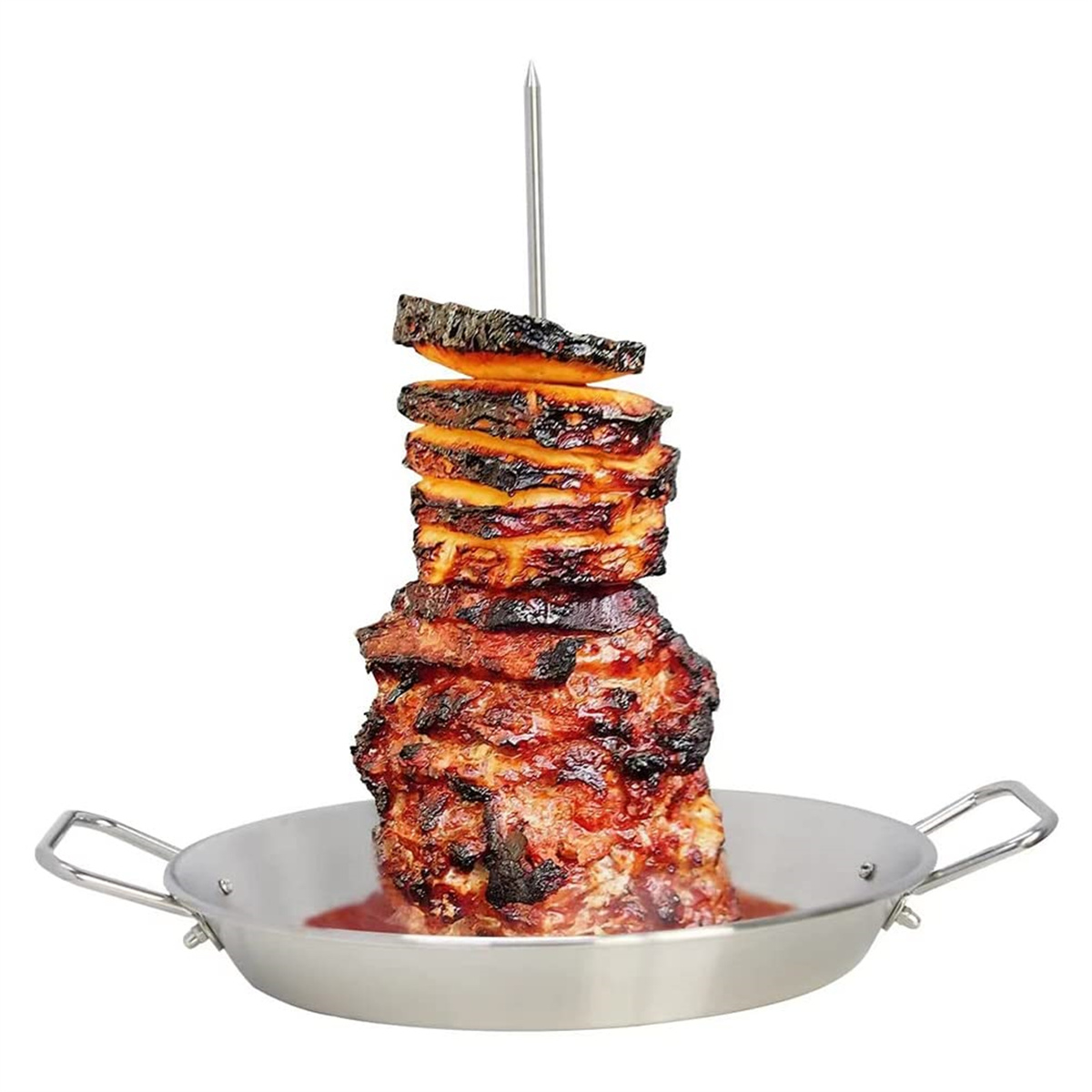Ein Stapel gegrilltes Fleisch und Gemüse auf einem Spieß in einer Metallpfanne. Das Fleisch ist dunkel und verkohlt.