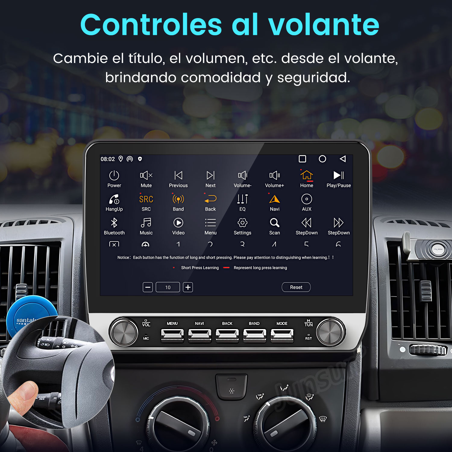Panel de control de coche con pantalla que muestra controles. Incluye botones de volumen, navegación y otras funciones. Una mano opera una palanca.