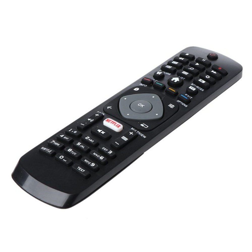 Eine schwarze TV-Fernbedienung mit vielen Tasten, darunter Netflix, Zifferntasten und Richtungstasten. Isoliert auf Weiß.