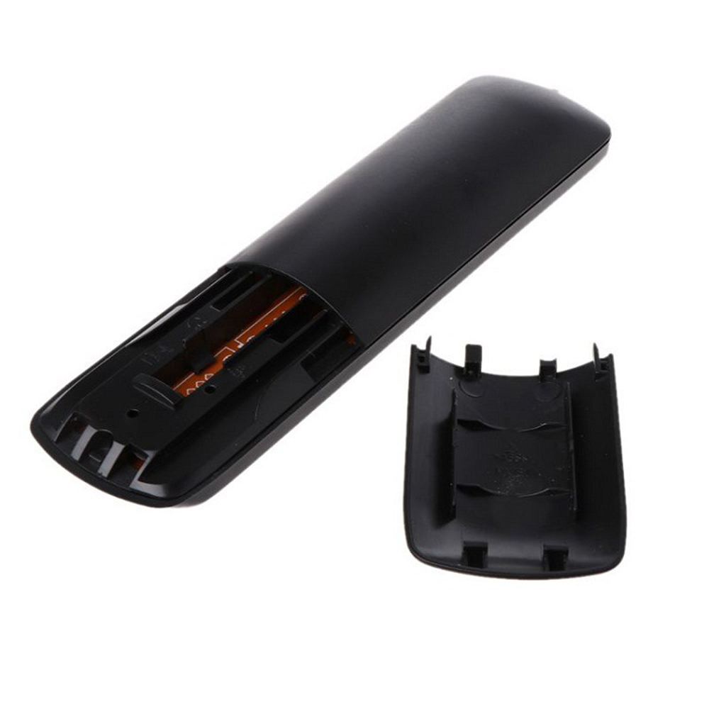 Eine schwarze Fernbedienung mit offenem Batteriefach neben dem Deckel. Im Fach sind die Batteriefächer sichtbar.