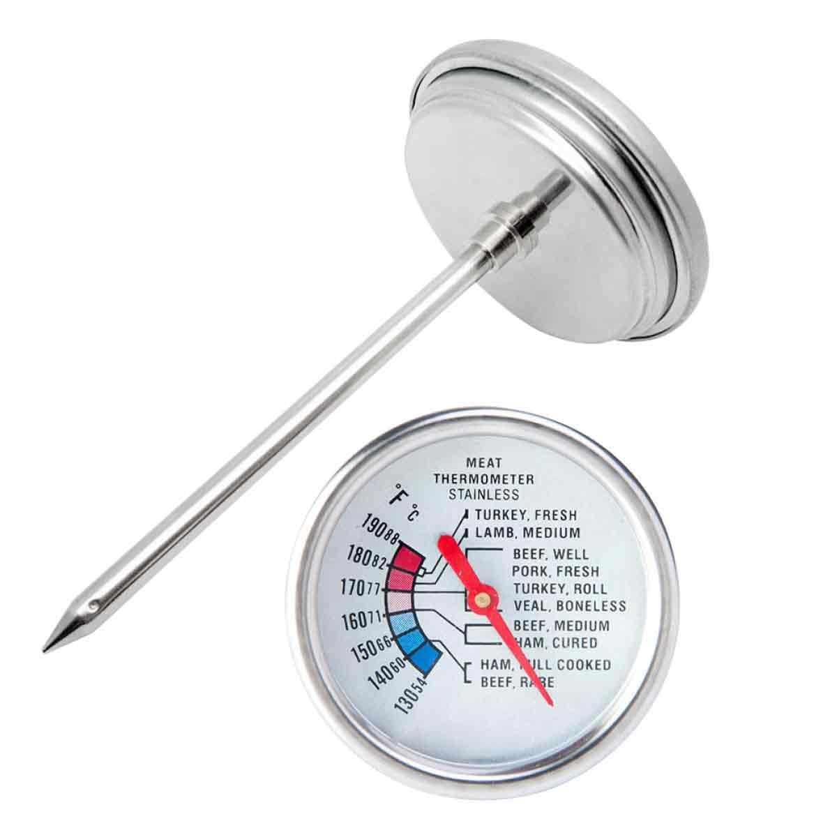 Ein Fleischthermometer aus Edelstahl. Es hat ein Zifferblatt mit Temperaturen und Fleischsorten mit einem roten Zeiger. Sonde und Zifferblatt sind sichtbar.