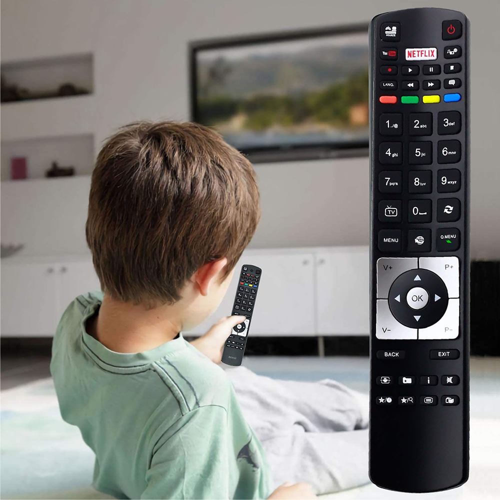 Ein Kind hält eine Fernbedienung und schaut fern. Eine große Fernbedienung ist im Vordergrund. Auf der Fernbedienung ist eine Netflix-Taste zu sehen.
