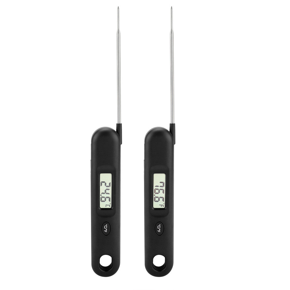 Zwei schwarze digitale Thermometer mit silbernen Sonden. Eines zeigt 24,6 an, das andere 76,6. Beide haben Ein/Aus-Tasten und Löcher.