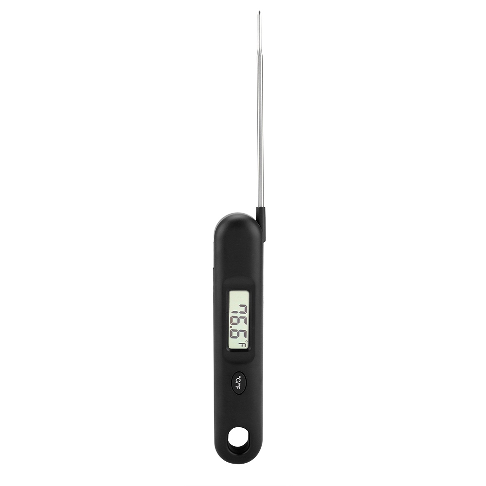 Ein schwarzes digitales Lebensmitteltemperaturmessgerät. Es zeigt 76,6 °F an. Es hat eine lange, dünne Metallsonde. Das Thermometer ist auf weißem Hintergrund.