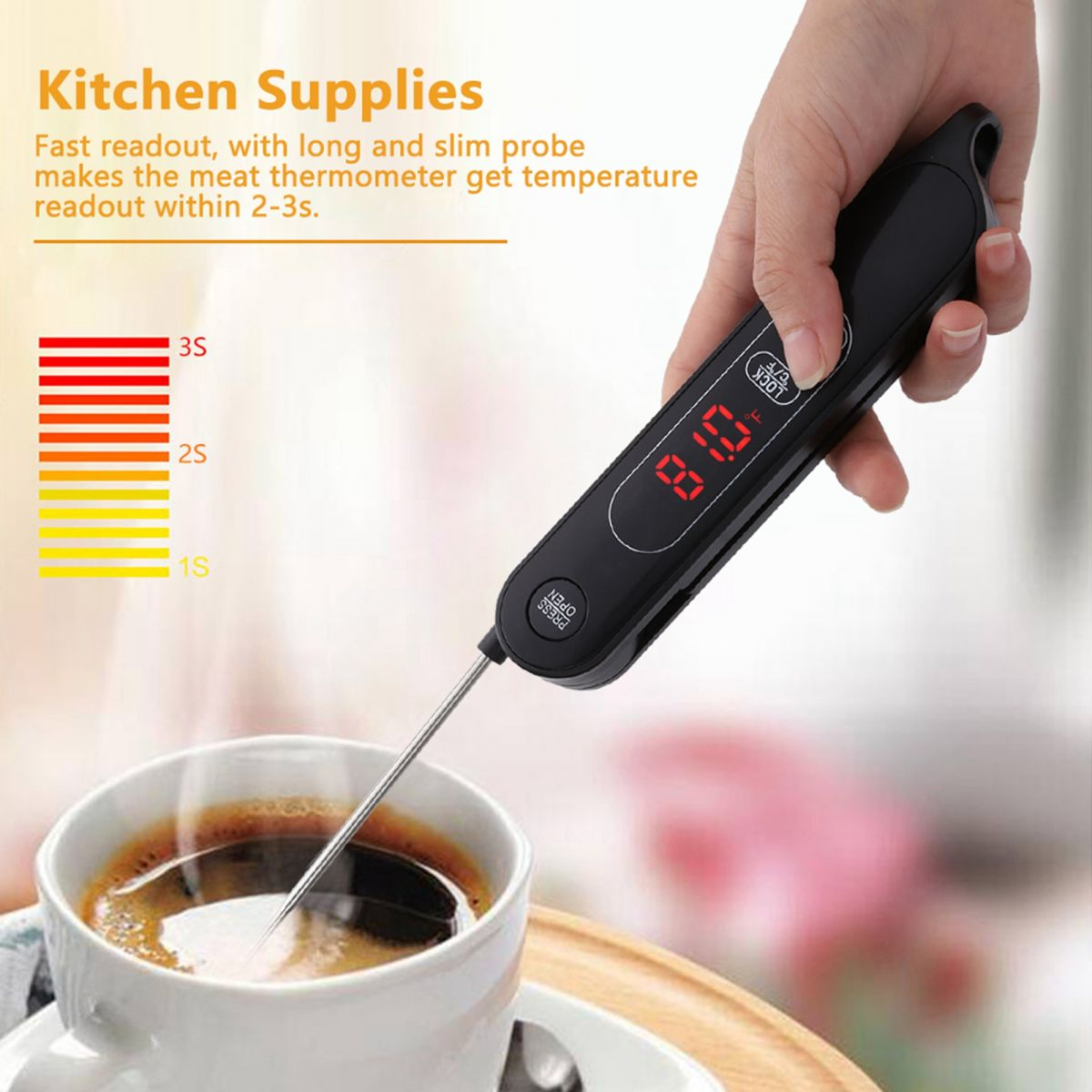 Eine Hand hält ein schwarzes Thermometer und misst die Temperatur von Kaffee in einer weißen Tasse. Die Anzeige zeigt 81,0°F.