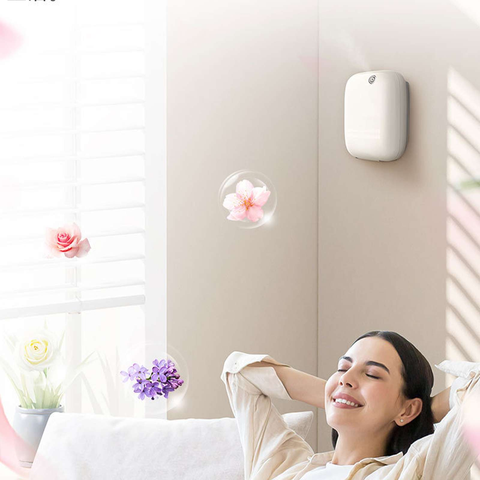 Eine Frau entspannt sich auf einem Sofa mit geschlossenen Augen. Blumen und ein Lufterfrischer sind sichtbar. Sonnenlicht scheint durch ein Fenster.