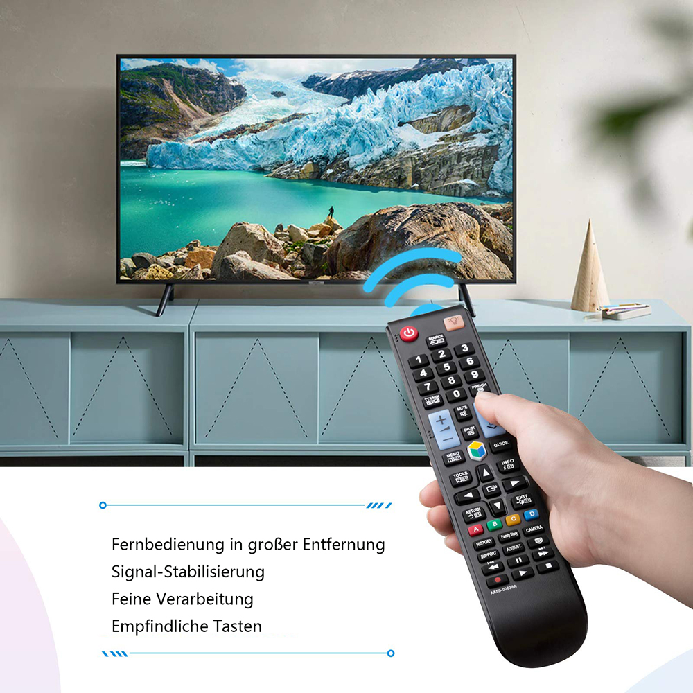 Eine Hand hält eine Fernbedienung. Dahinter befindet sich ein Fernseher. Der Fernseher ist eingeschaltet und zeigt eine Landschaft.