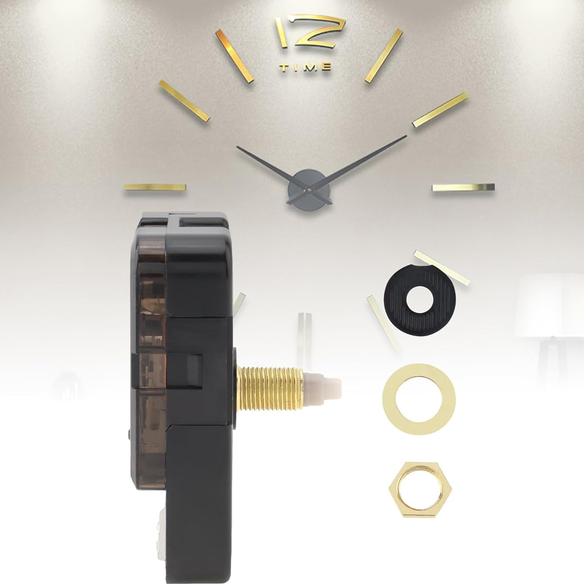 Eine Wanduhr mit goldenen Ziffern und Zeigern wird mit ihrem Mechanismus und ihren Komponenten gezeigt.