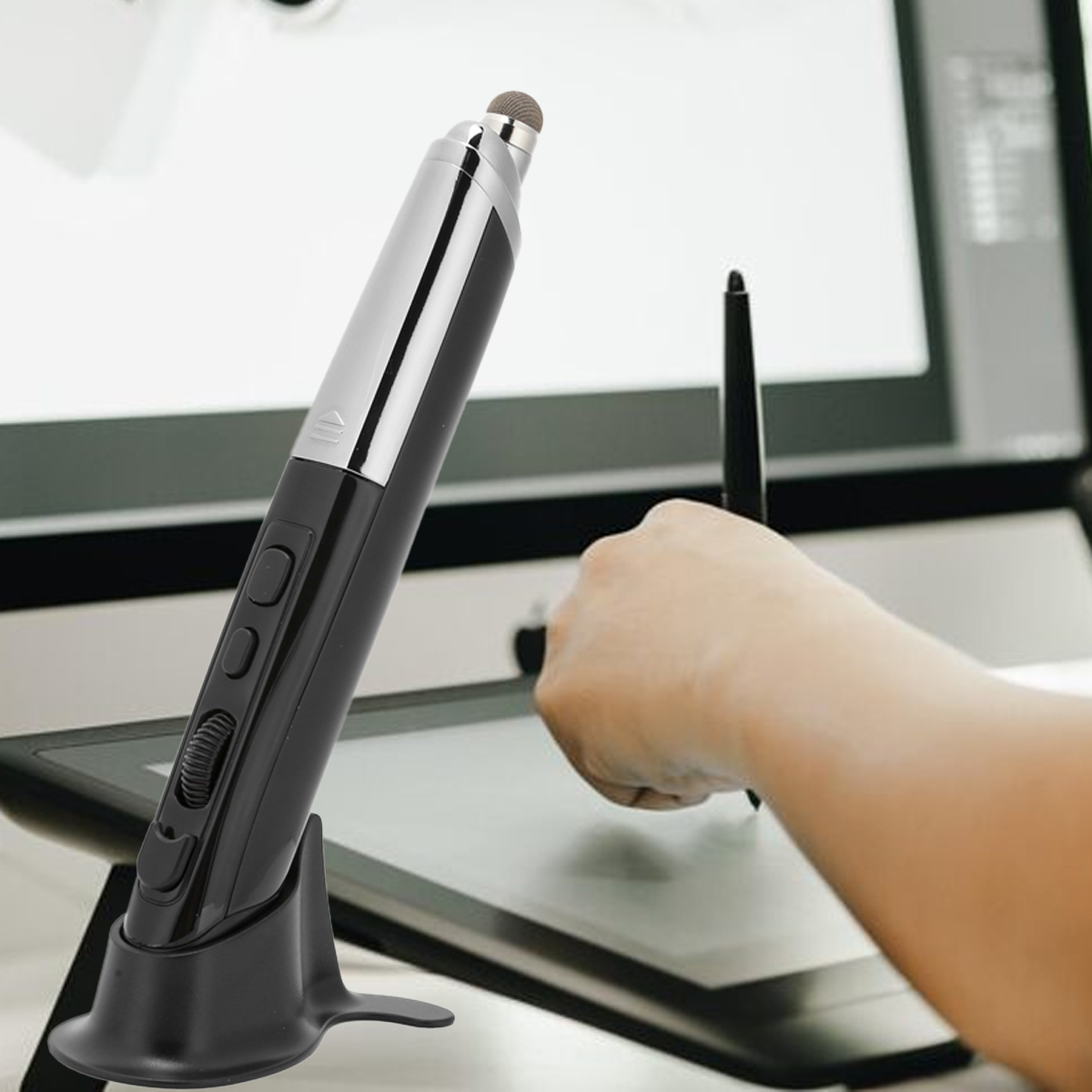 Ein schwarzer und silberner Stift steht in einem Halter. Eine Hand hält einen schwarzen Stift. Im Hintergrund ist ein Computerbildschirm zu sehen.