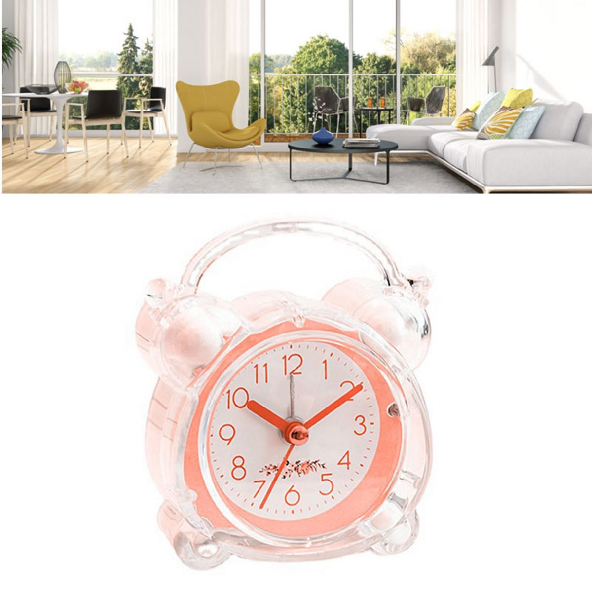 Ein pinkfarbener Wecker mit durchsichtigem Kunststoff, vor einem Wohnzimmer. Die Uhr zeigt die Uhrzeit an. Das Wohnzimmer hat ein modernes Design.