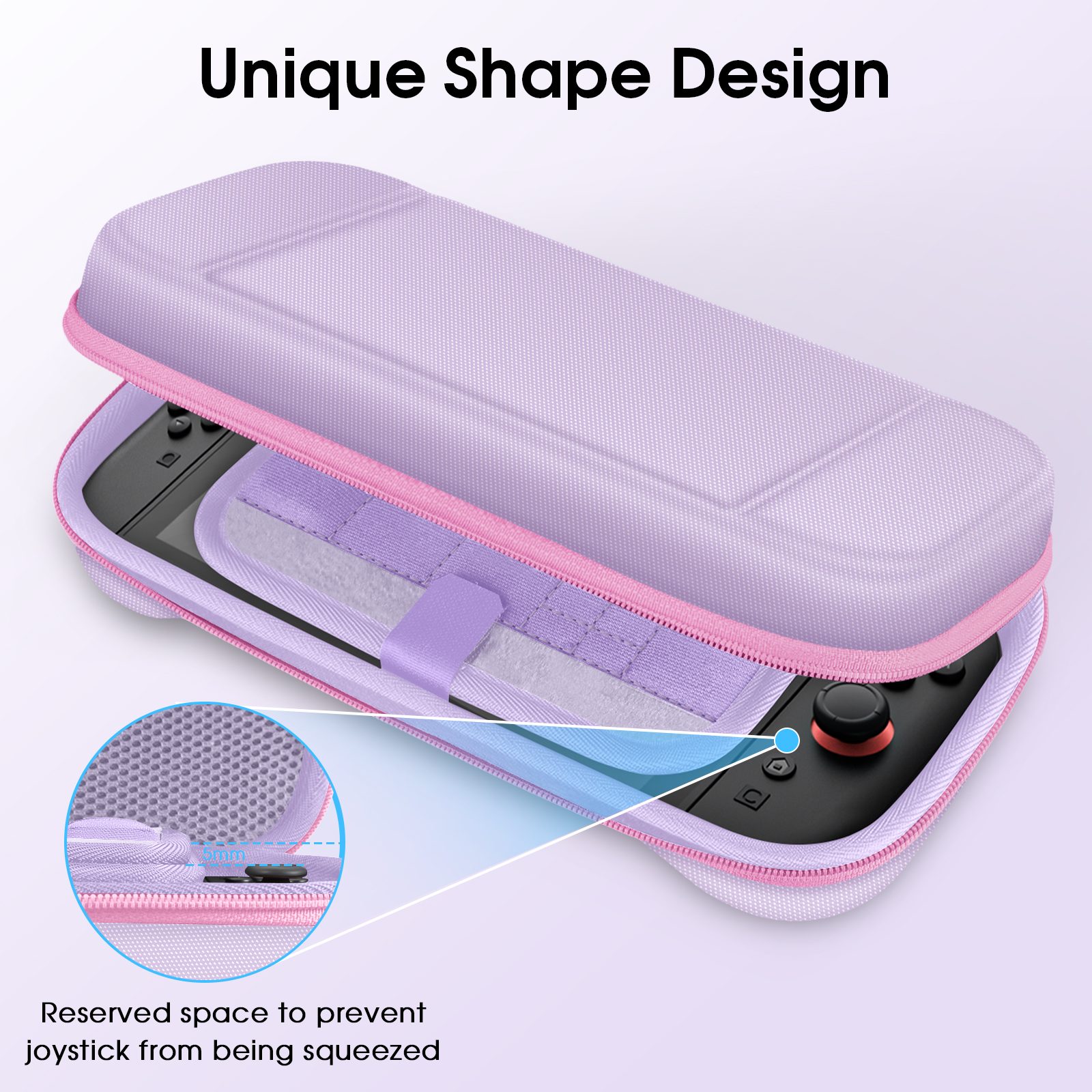 Ein lila Switch-Etui ist geöffnet. Das Etui hat einen rosa Reißverschluss und enthält einen Switch mit einem schwarzen Controller.