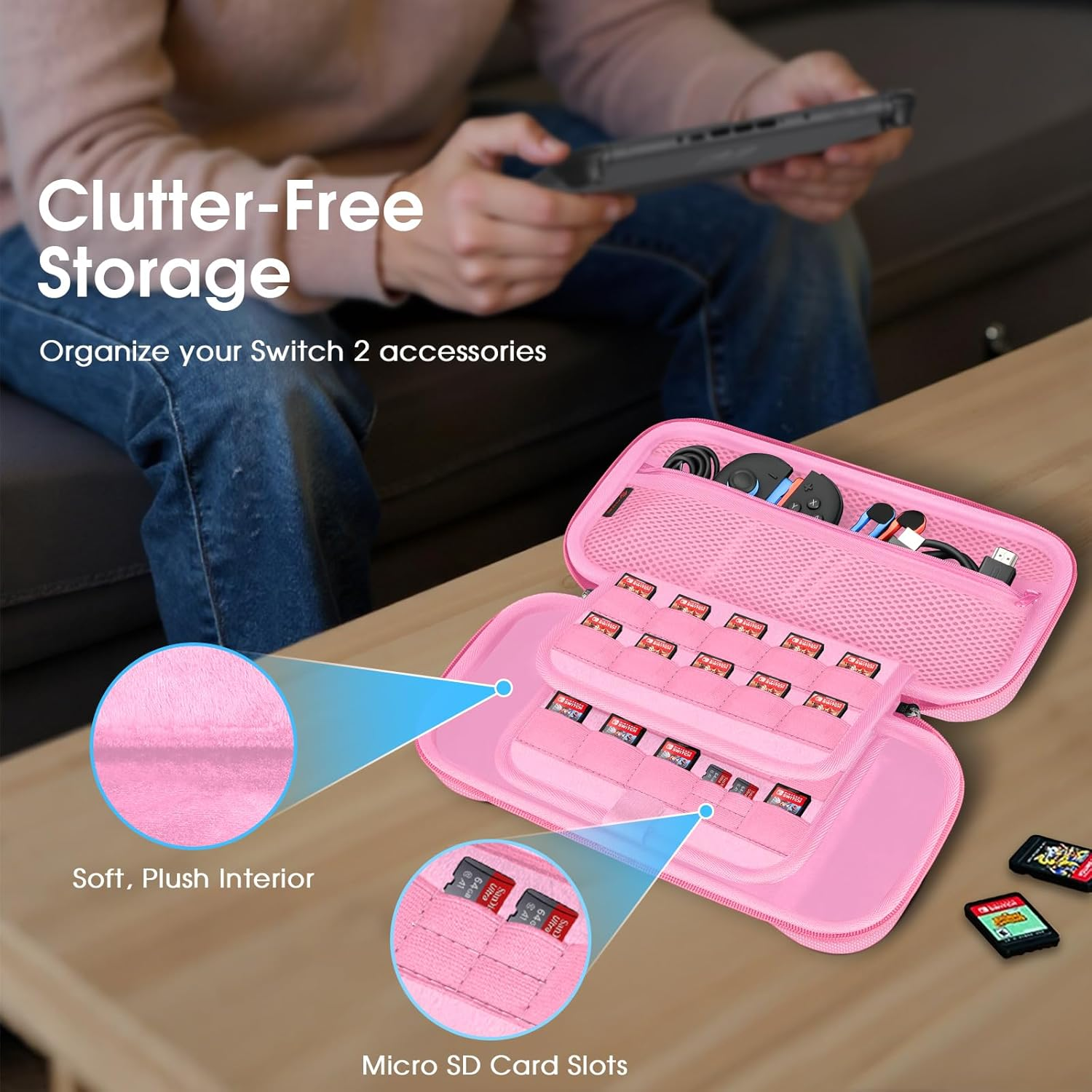Eine offene, rosa Switch 2-Zubehörtasche liegt auf einem Tisch. Innen befinden sich SD-Karten und Zubehör. Im Hintergrund hält eine Person eine Switch 2.