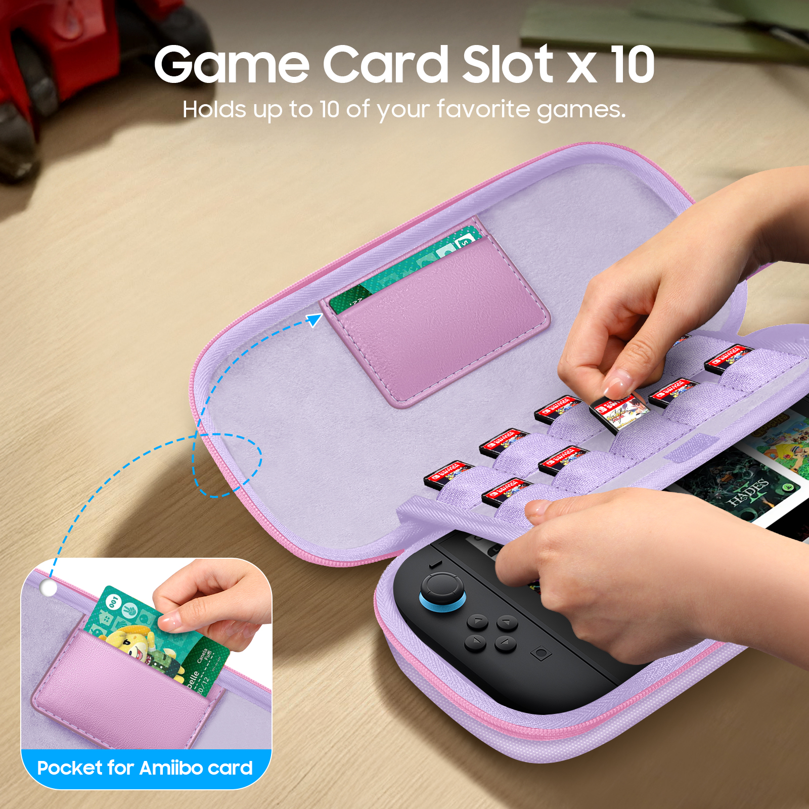 Ein geöffnetes Spielkartenetui in Lila, das Spielkarten und einen Controller enthält. Eine Hand steckt eine Karte ein. Text: 'Game Card Slot x 10'.