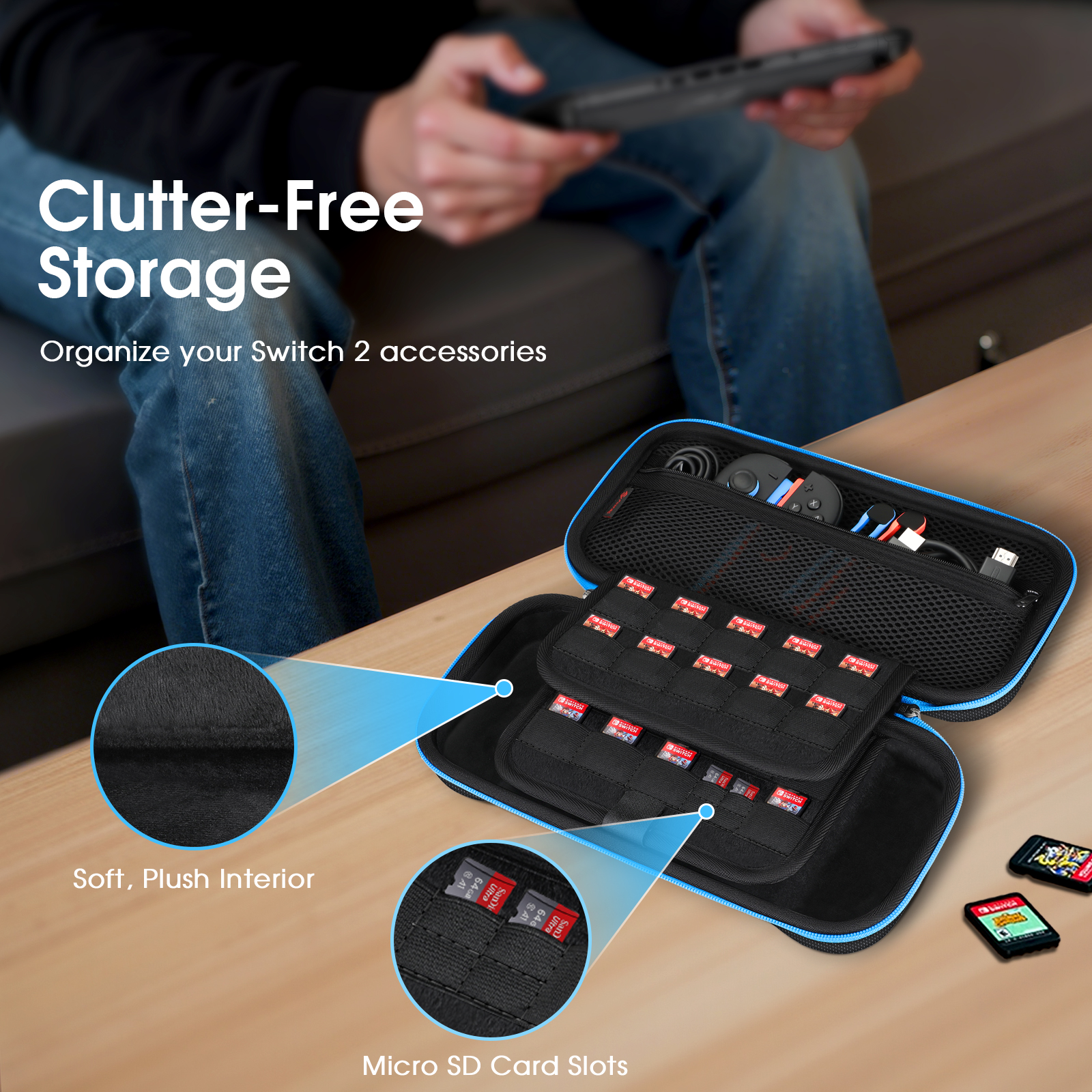 Eine schwarze Switch-Tragetasche mit blauem Rand ist geöffnet und zeigt SD-Kartenfächer, Zubehör und ein Plüsch-Interieur.