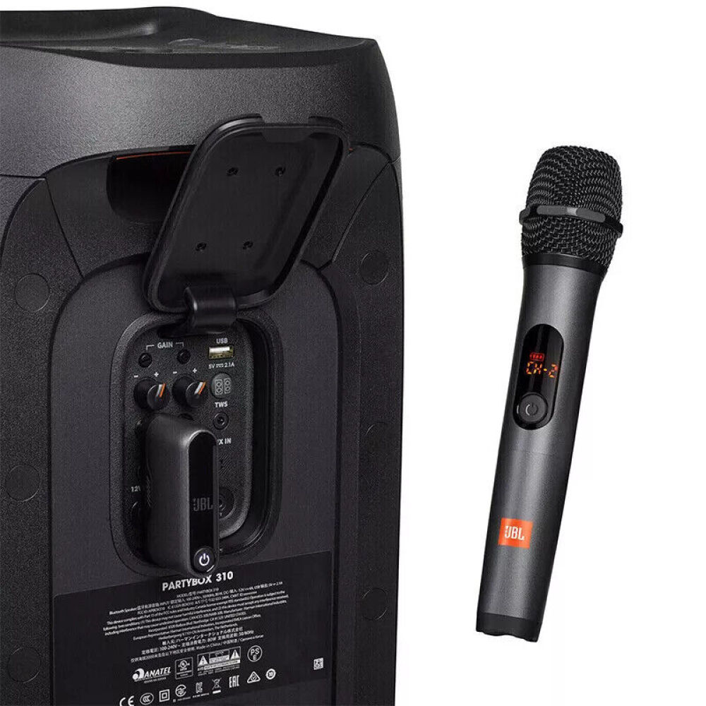 Ein schwarzer JBL Partybox 310-Lautsprecher mit offenem Bedienfeld und Mikrofon. Das Mikrofon ist grau mit JBL-Logo.