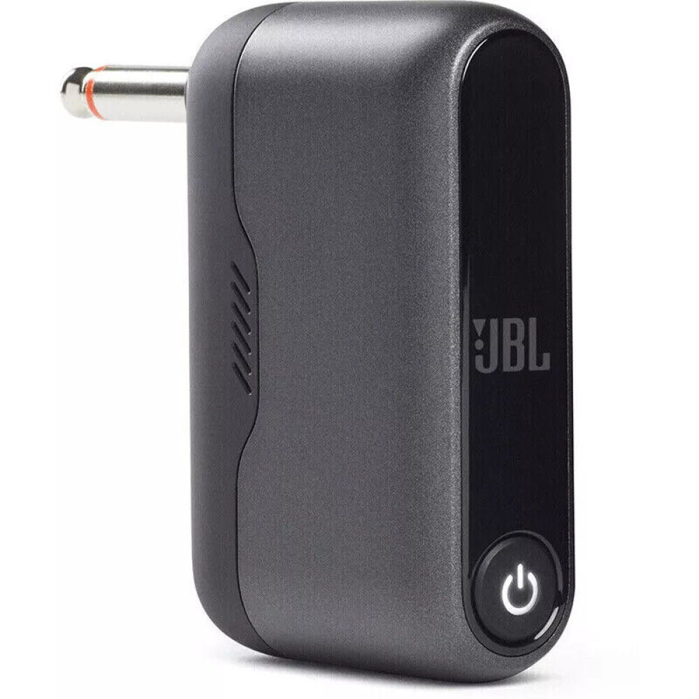 Ein schwarzes JBL-Audiogerät mit einem Ein-Aus-Knopf, einem silbernen Stecker und dem JBL-Logo. Es ist ein kompaktes, rechteckiges Gerät.