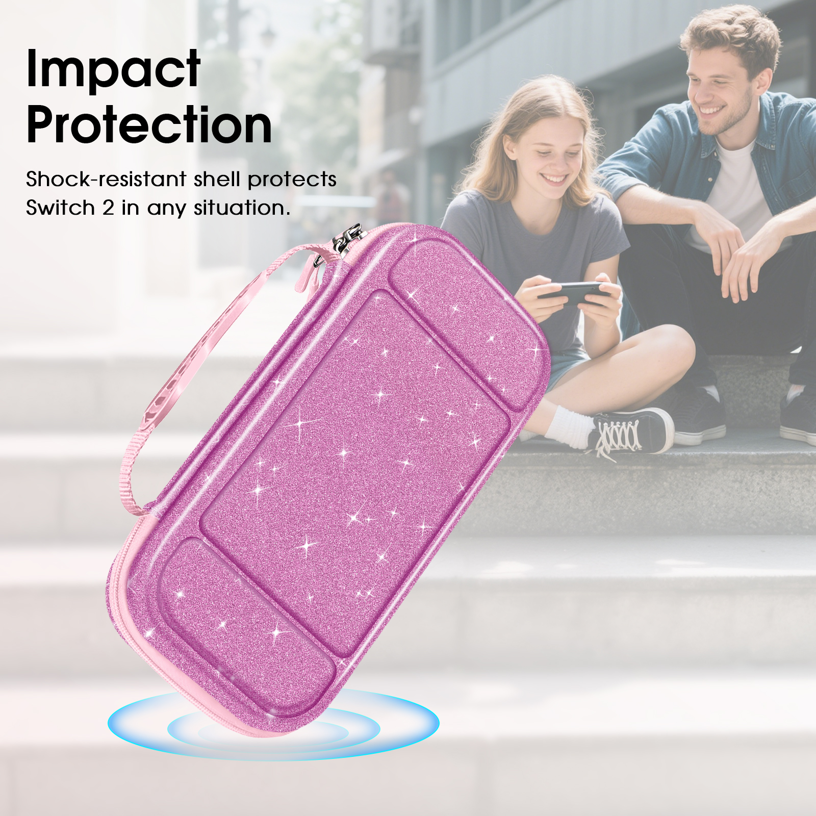 Pink glitzernde Switch 2 Hülle mit Riemen. Zwei Personen sitzen im Hintergrund auf Treppen. Text Impact Protection.