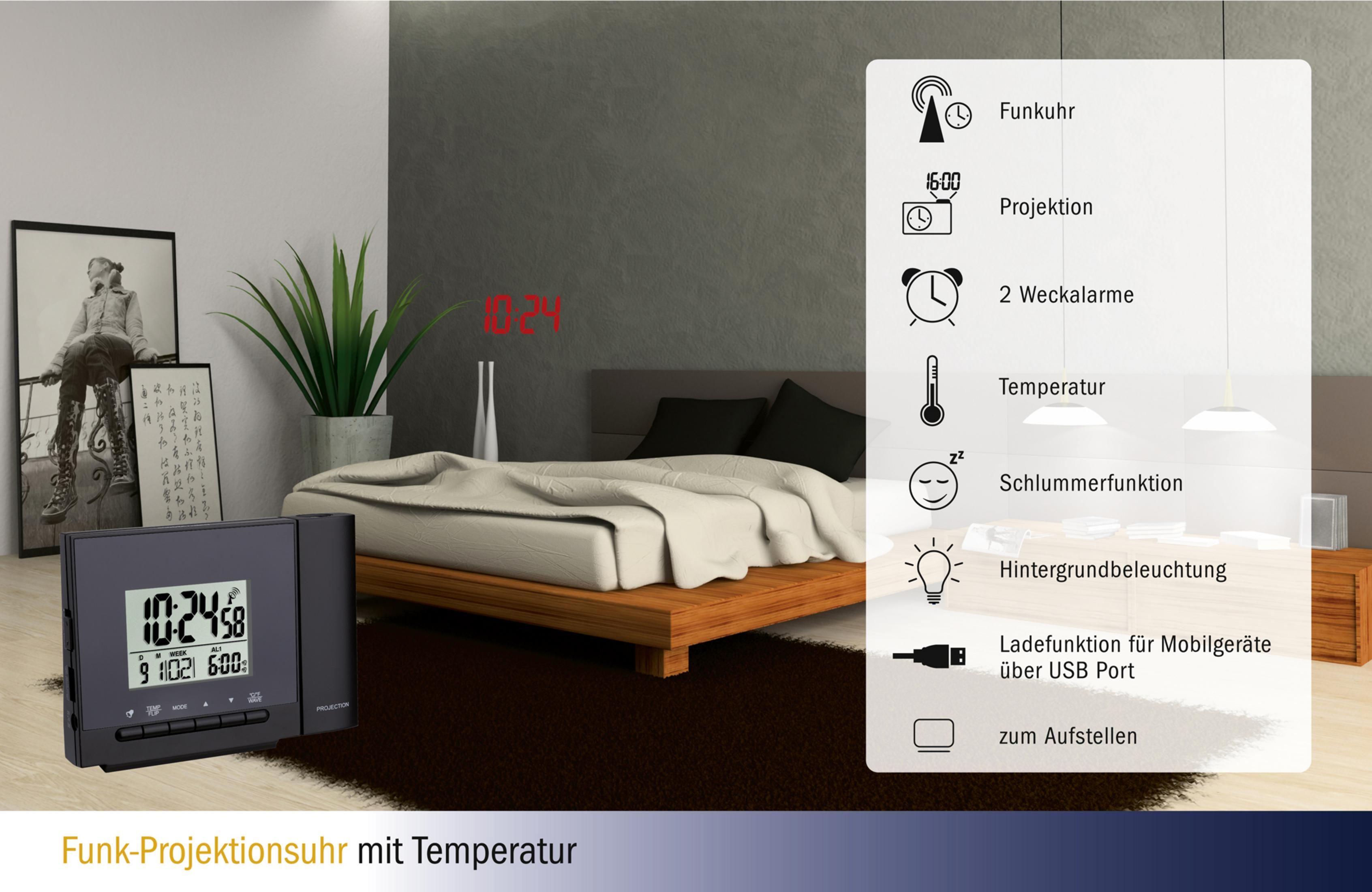 Eine Digitaluhr projiziert die Uhrzeit an die Wand. Im Hintergrund ein Bett und dekorative Elemente.