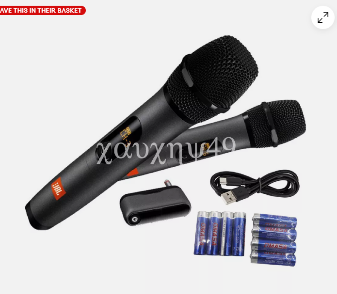 Zwei schwarze Mikrofone mit Ladekabel, Batterien und einem Empfänger. Die Mikrofone haben JBL-Logos. Der Hintergrund ist ein neutrales Weiß.