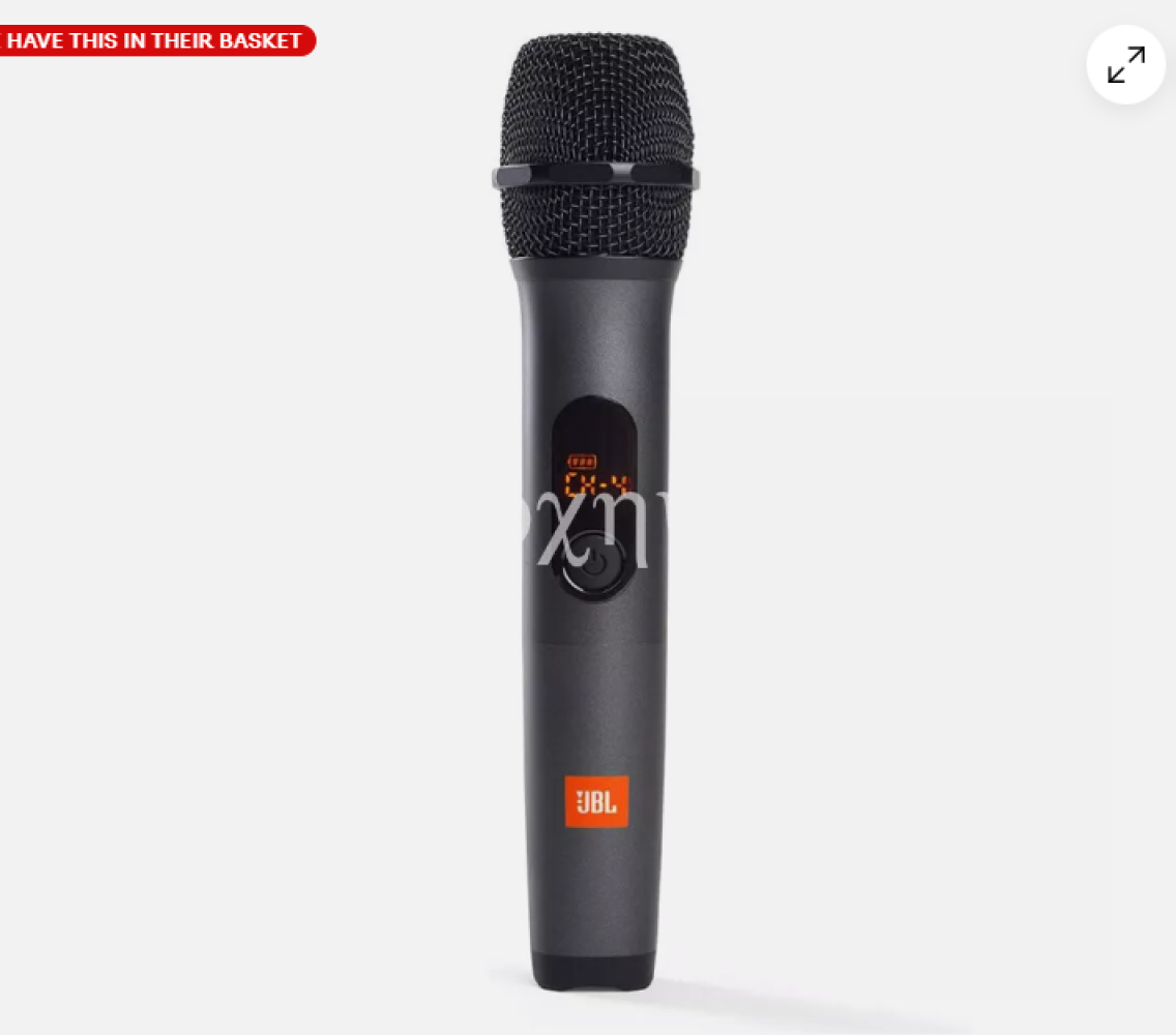 Ein dunkelgraues JBL-Mikrofon auf weißem Hintergrund. Das Mikrofon hat einen schwarzen Mesh-Kopf und ein orangefarbenes JBL-Logo.