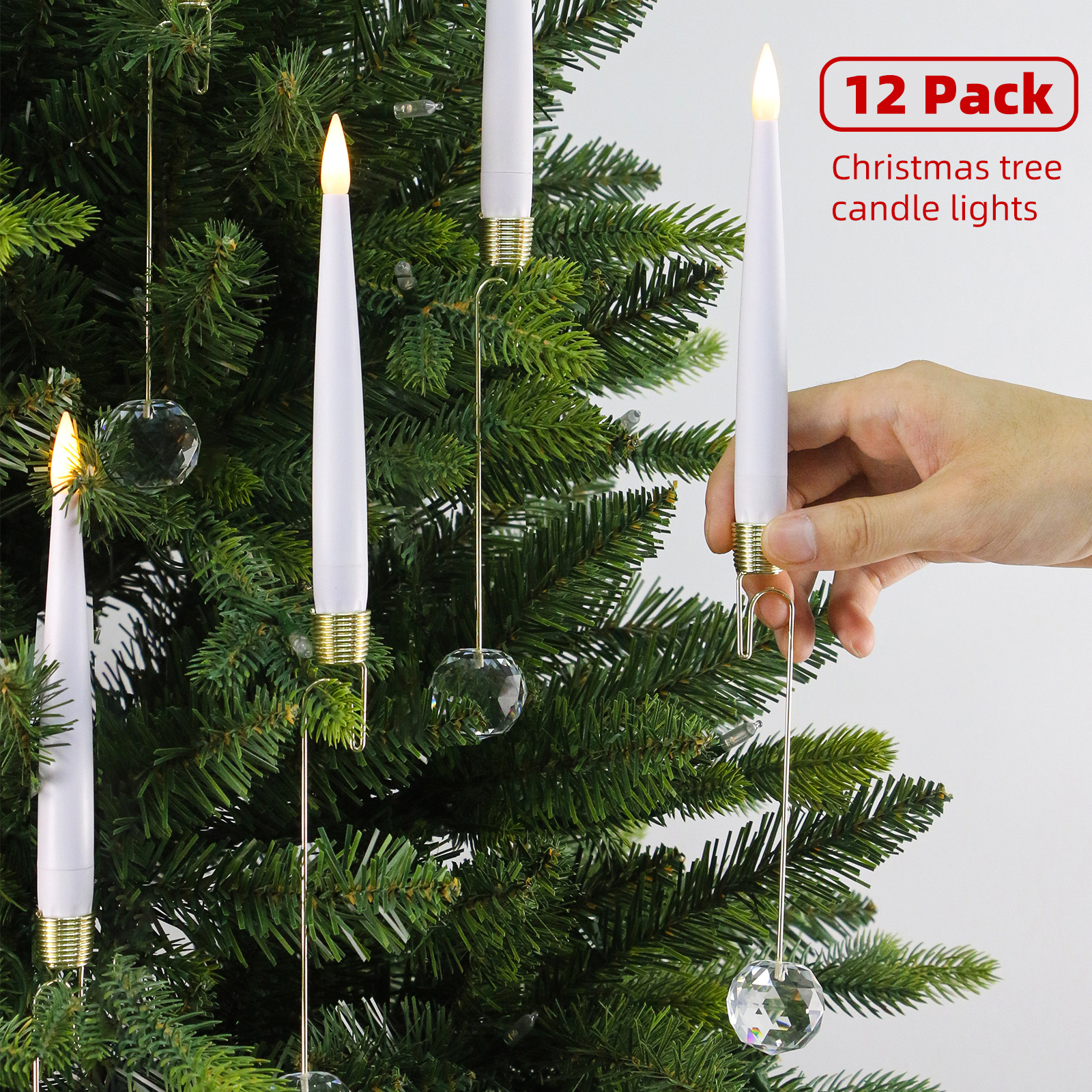 Weihnachtsbaum mit weißen Kerzenlichtern und Kristallornamenten. Eine Hand hält eine Kerze. Produktetikett in der Ecke.