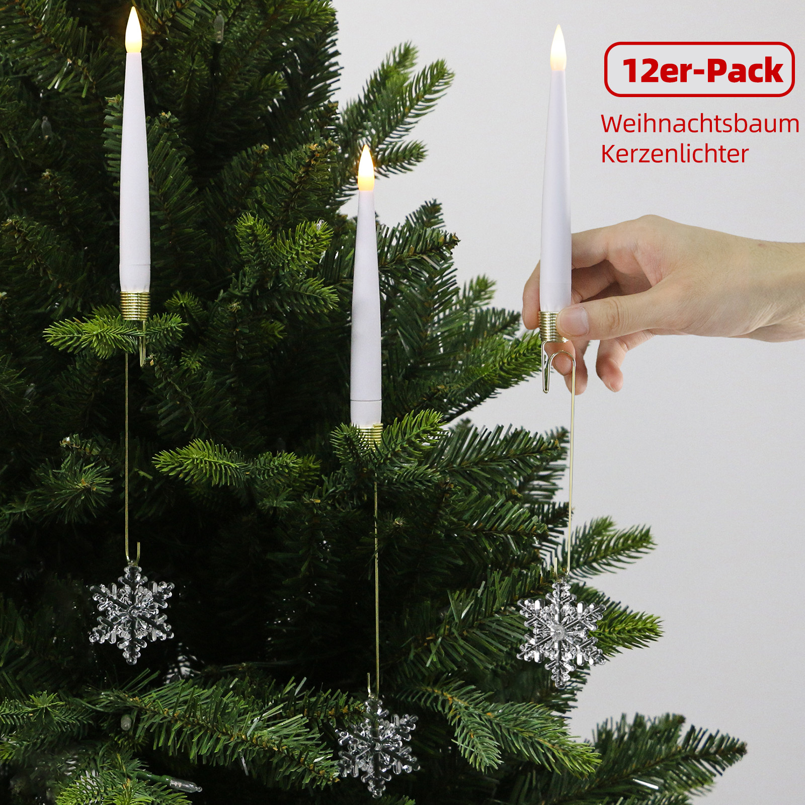 Eine Hand hält ein kerzenförmiges Weihnachtslicht an einem Baum mit Schneeflocken-Ornamenten.