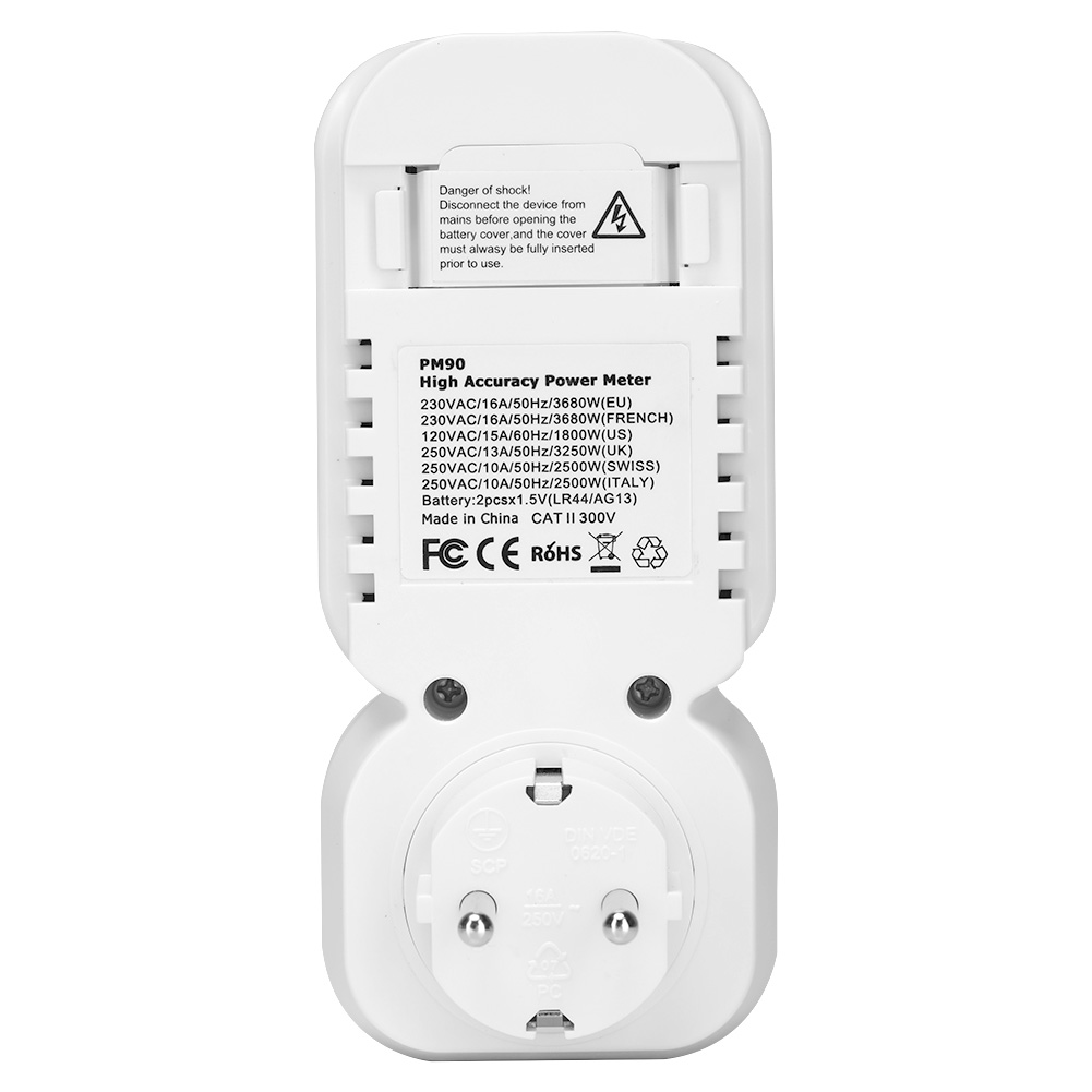 Weißer Leistungsmesser mit Stecker und Steckdose. Text enthält Spannungsspezifikationen, Warnhinweise und Zertifizierungen.