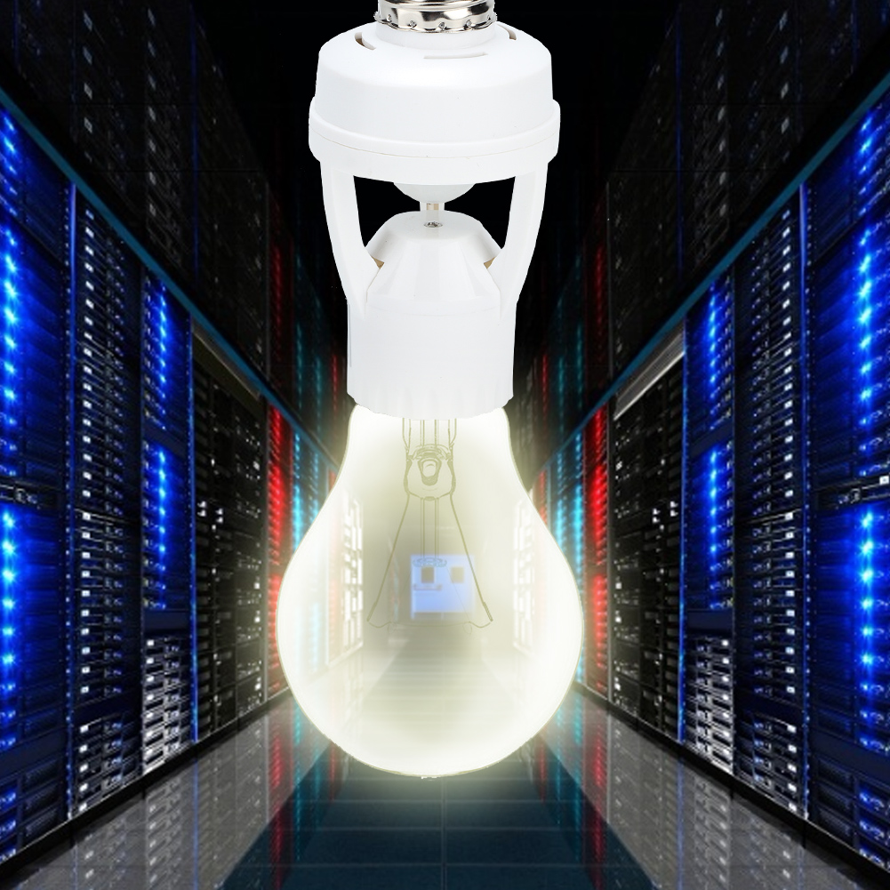 Eine Glühbirne hängt in einem Serverraum. Die Glühbirne leuchtet, und die Server-Racks sind mit blauen und roten Lichtern beleuchtet.
