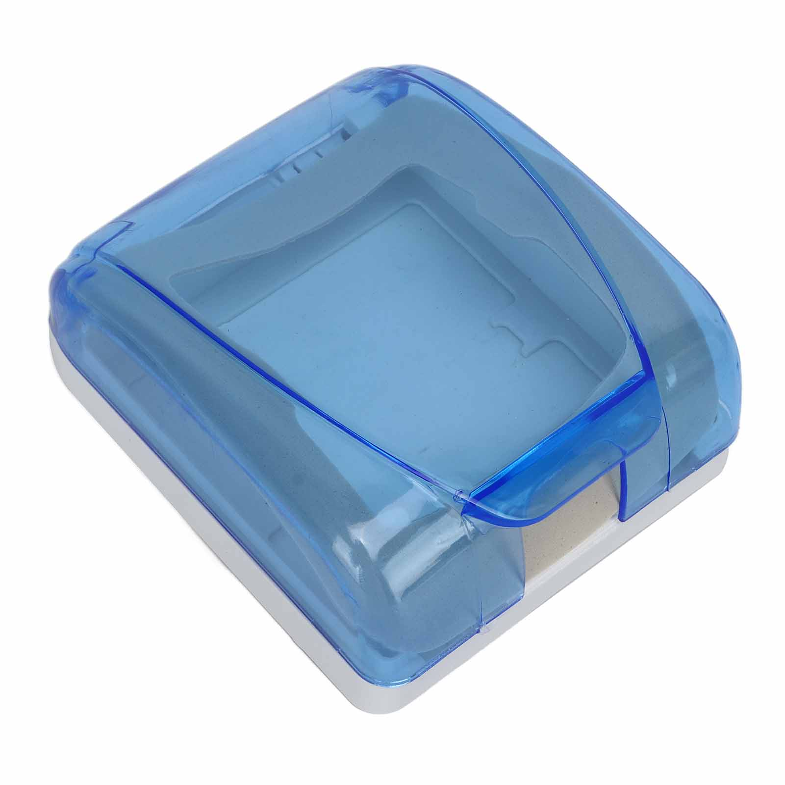 Eine blaue, transparente Abdeckung auf weißer Basis. Es scheint eine wetterfeste Steckdosenabdeckung zu sein.