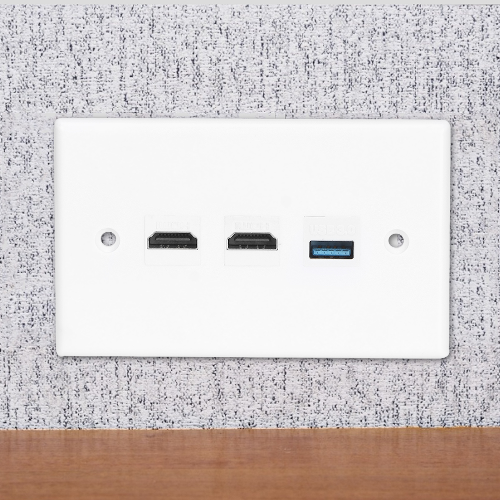 Weiße Wandplatte mit HDMI- und USB-Anschlüssen. Hintergrund ist eine strukturierte graue Wand und Holzoberfläche.