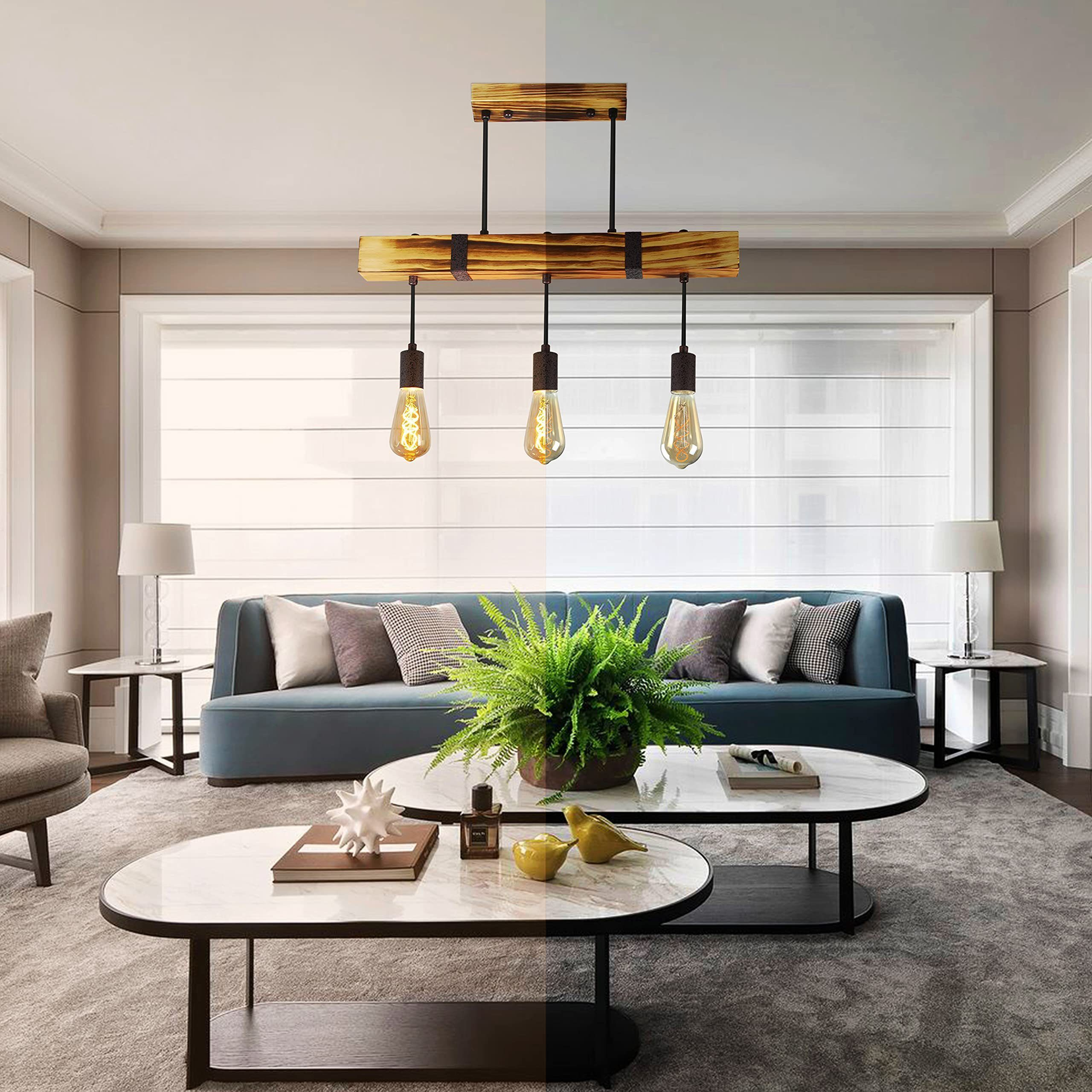 Wohnzimmer mit blauem Sofa, Couchtischen und einer Holzbalken-Lichtanlage. Pflanze und Lampen vervollständigen die Szene.