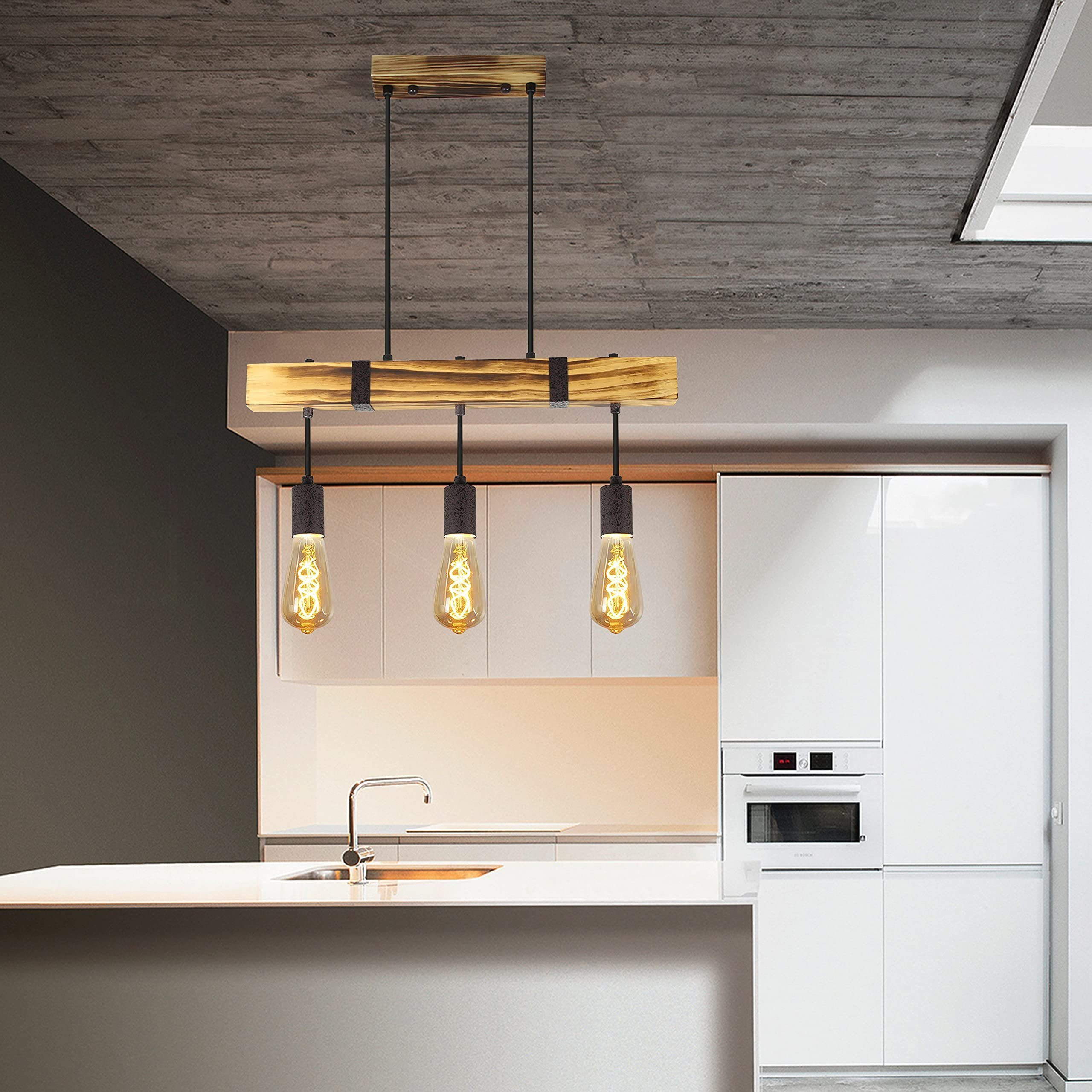 Eine Küche mit einer Deckenleuchte aus Holzbalken, drei Hängelampen und weißen Schränken. Die Decke ist aus Beton.