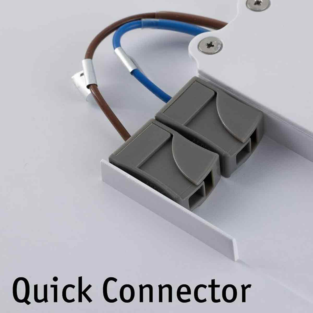 Nahaufnahme eines Schnellverbinders. Graue Stecker, weißer Sockel, braune und blaue Drähte. Text 'Quick Connector' unten.