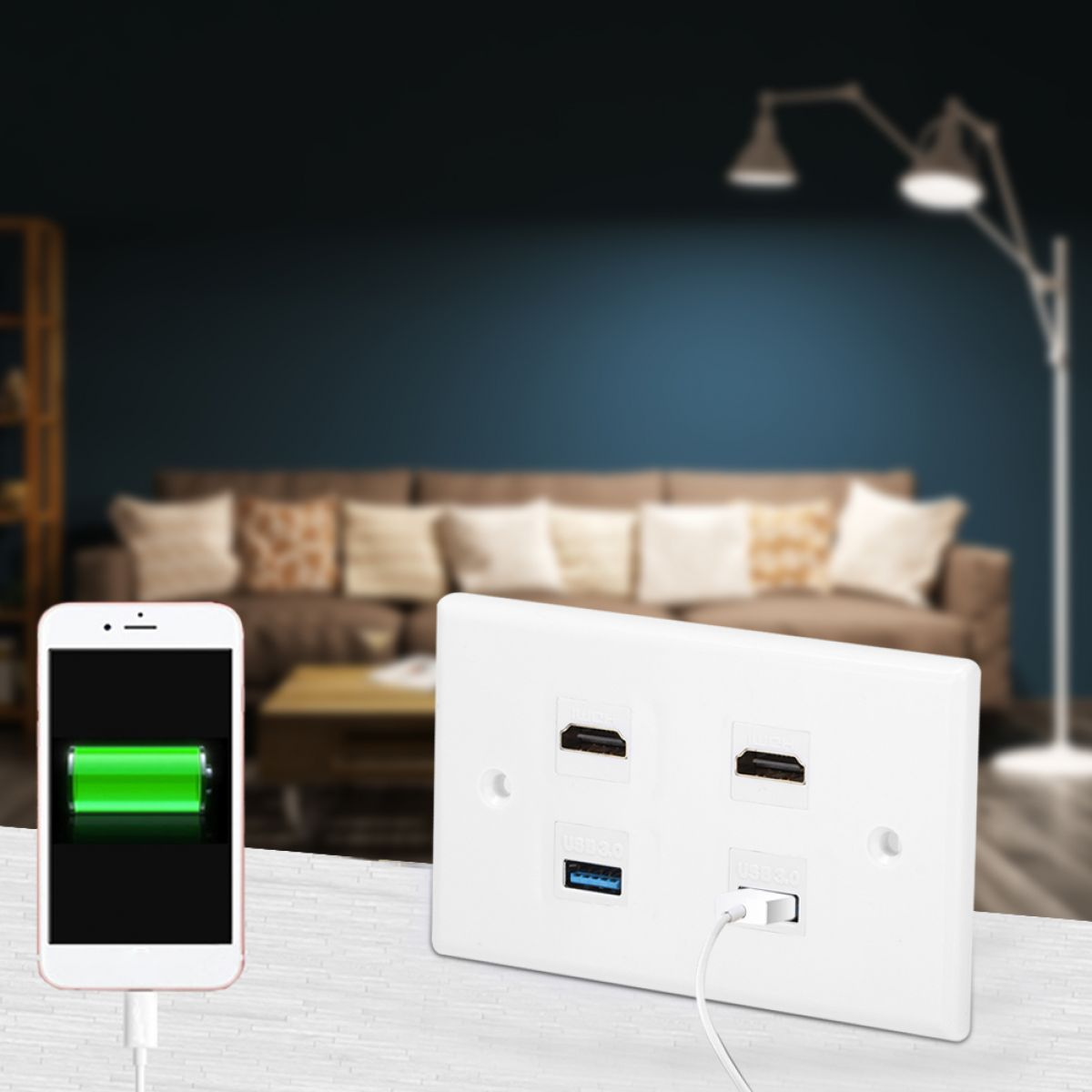 Ein Telefon, das mit einer grünen Batterieanzeige geladen wird. Eine weiße Steckdose mit HDMI- und USB-Anschlüssen. Im Hintergrund ein Sofa und eine Lampe.