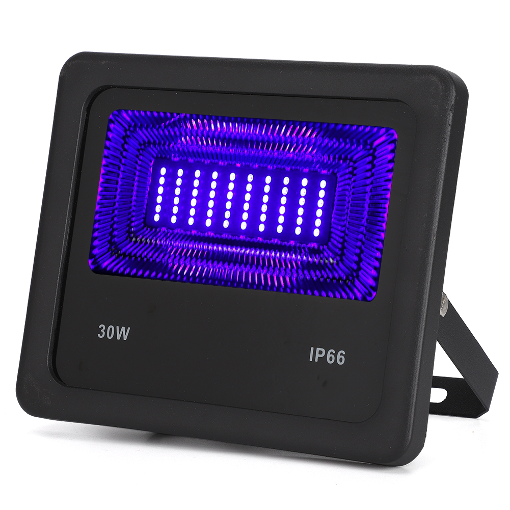 Schwarzer LED-Flutlichtstrahler mit violetten Leuchtdioden. Er hat einen Ständer und die Vorderseite hat 30W und IP66-Markierungen.