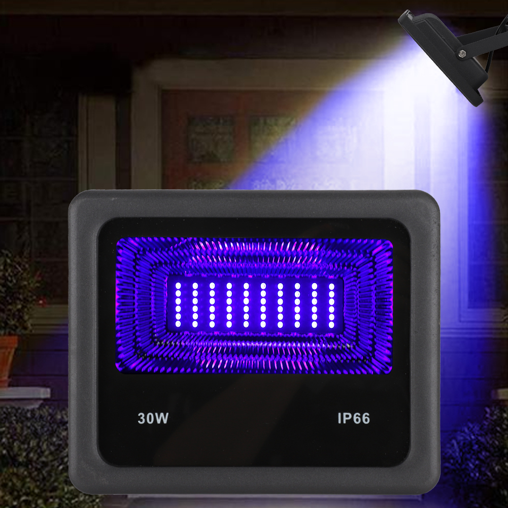 Schwarzer quadratischer Scheinwerfer mit violettem Leuchten im Inneren und weißen Punkten. Ein Scheinwerfer scheint herunter. Text lautet '30W' und 'IP66'.