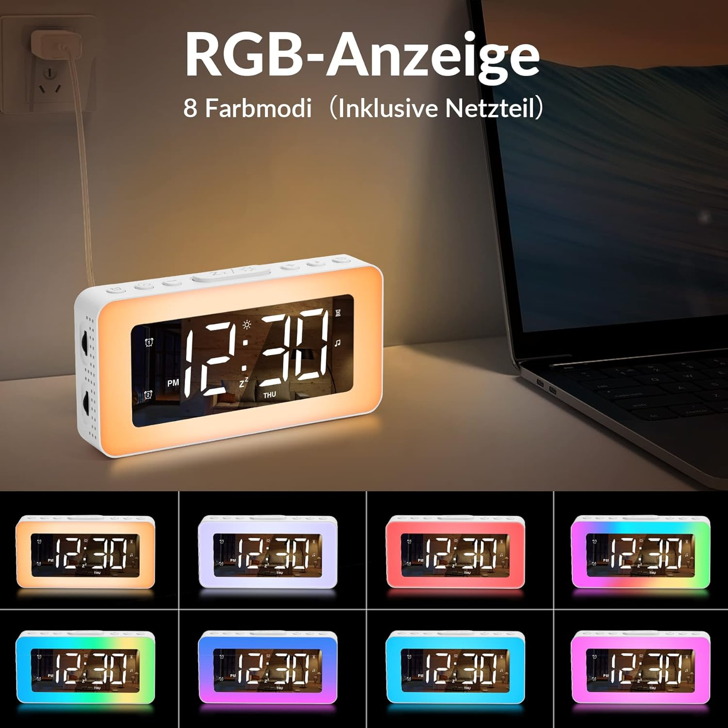 Ein digitaler Wecker mit RGB-Beleuchtung zeigt 12:30 Uhr an. Die Uhr hat 8 Farbmodi und befindet sich in der Nähe eines Laptops und einer Steckdose.