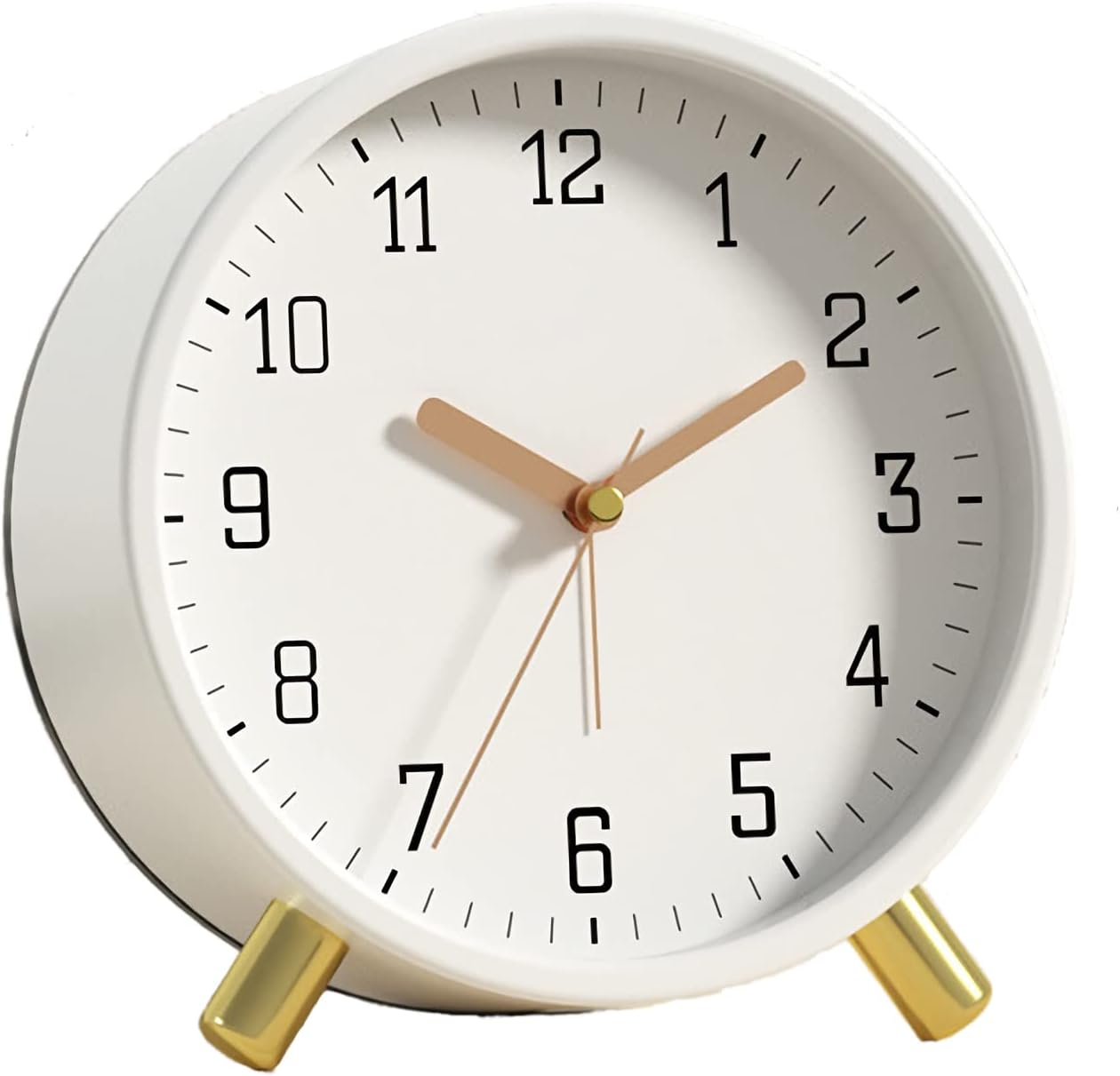 Un orologio analogico bianco con gambe dorate. Il quadrante ha numeri neri e lancette dorate. L'ora è circa 2:35.