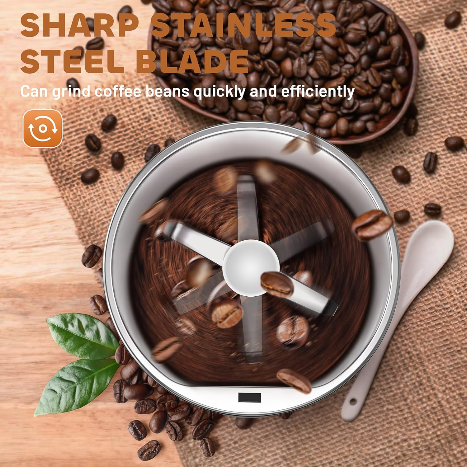 Eine Kaffeemühle mahlt Bohnen. Braune Kaffeebohnen befinden sich in einer Schüssel und sind verstreut. Die Mühle ist weiß und silbern.