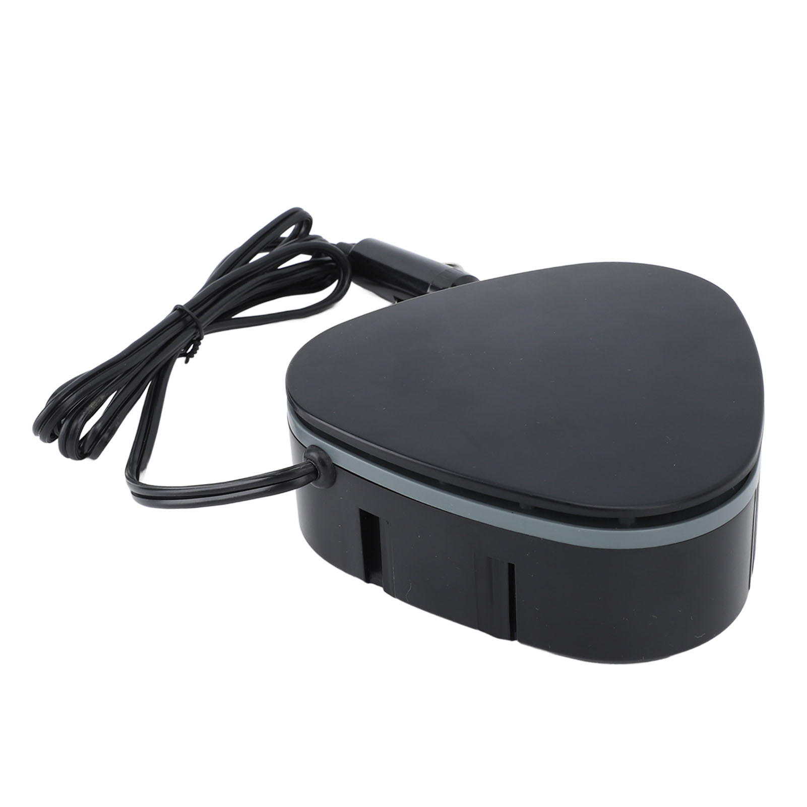 Ein schwarzes, dreieckiges Gerät mit Netzkabel. Das Gerät befindet sich auf einer weißen Oberfläche.