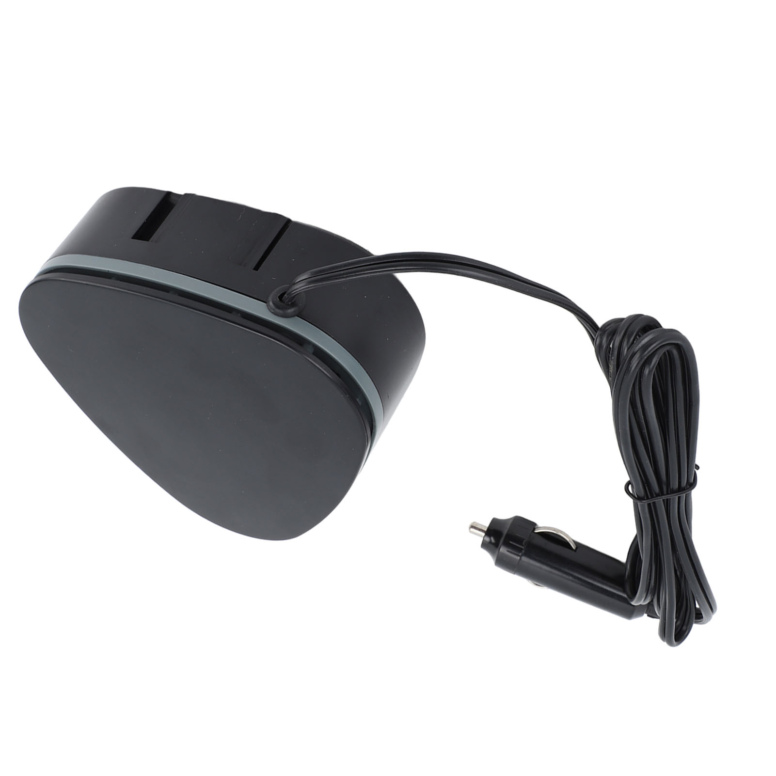 Ein schwarzes Autozubehör mit Stromkabel und Zigarettenanzünderstecker. Isoliert auf weißem Hintergrund.