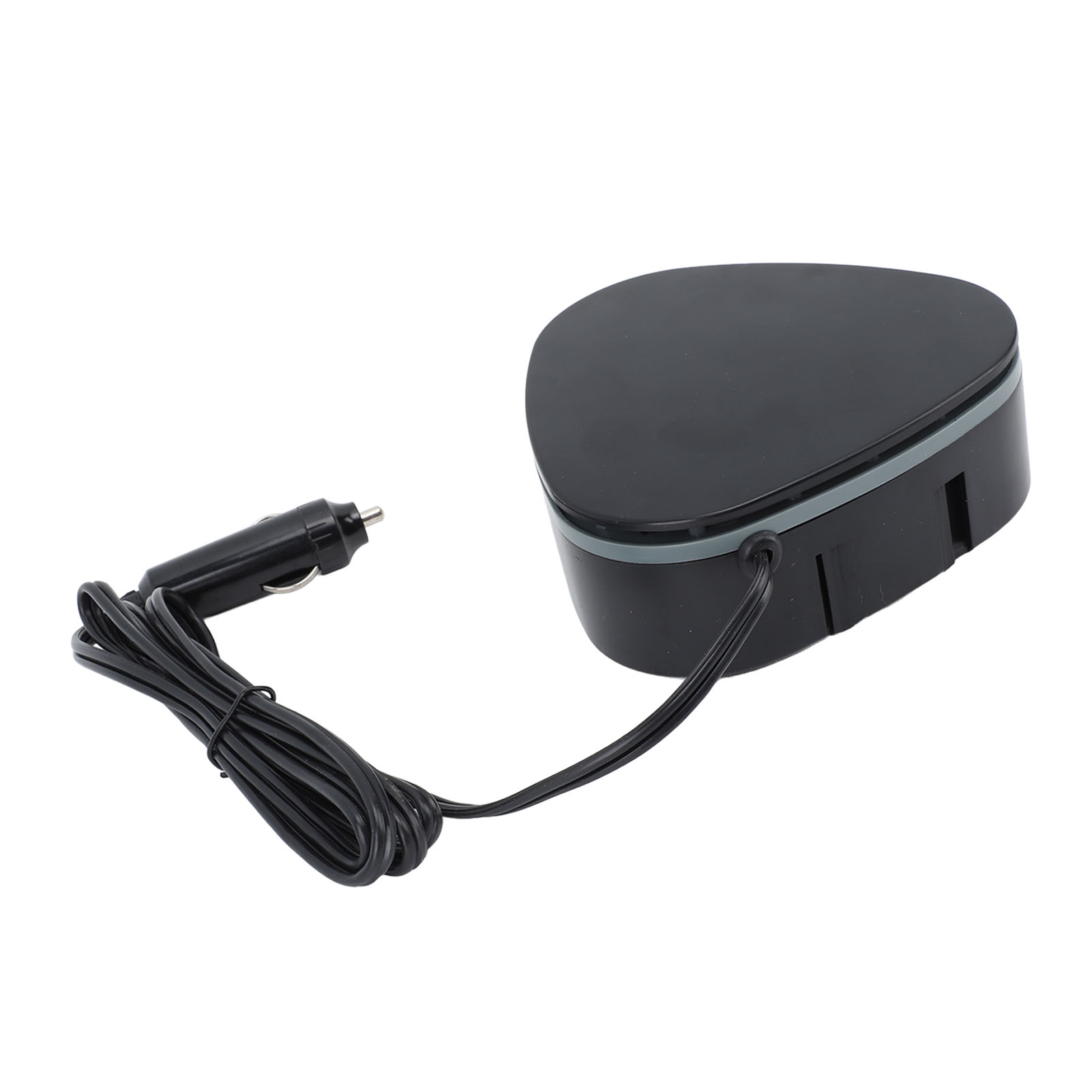 Ein schwarzer Autoadapter mit Stecker und Gerät, verbunden mit einem schwarzen Kabel auf weißem Grund.
