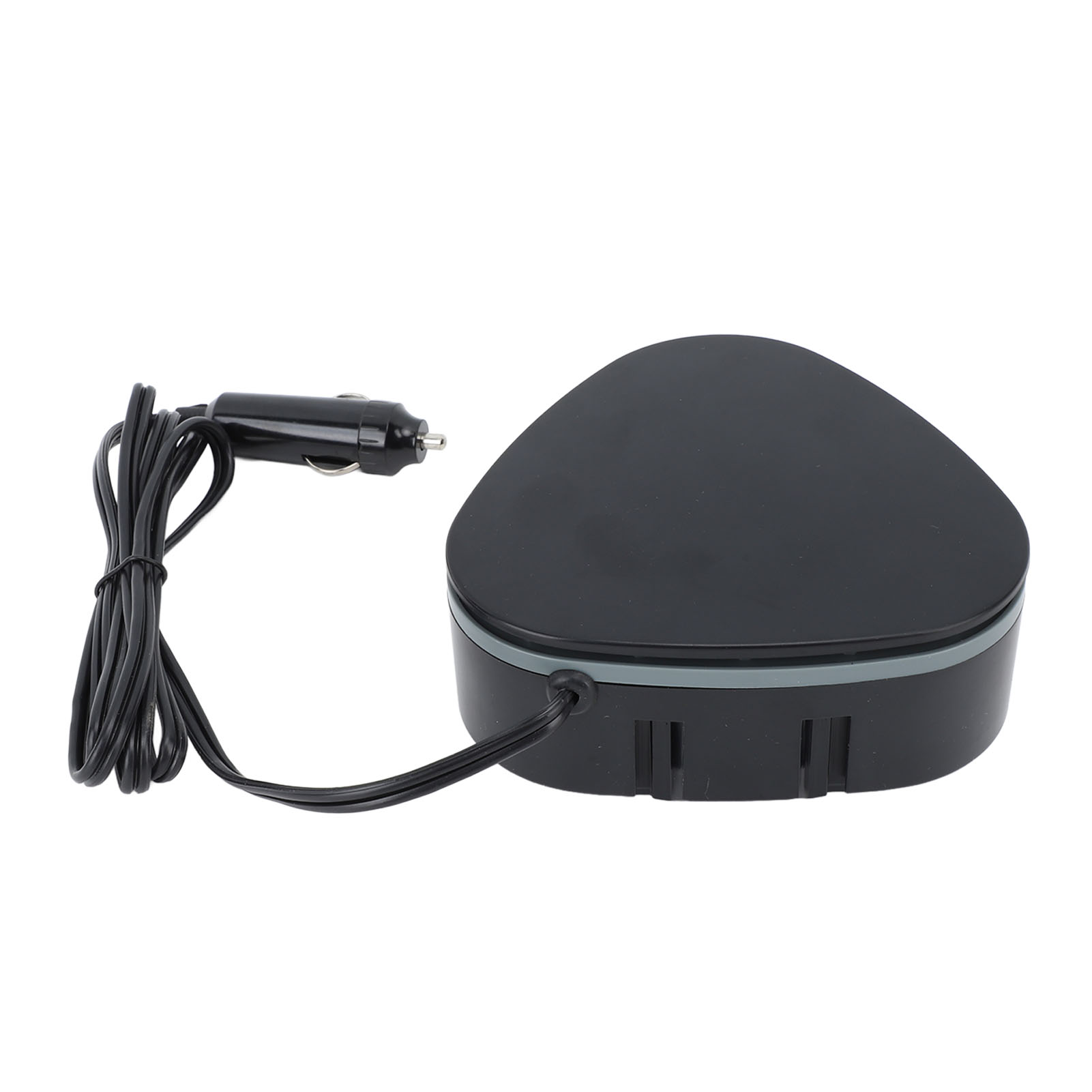 Ein schwarzes, dreieckiges Gerät mit einem Auto-Adapter und einem schwarzen Kabel liegt auf weißem Hintergrund.