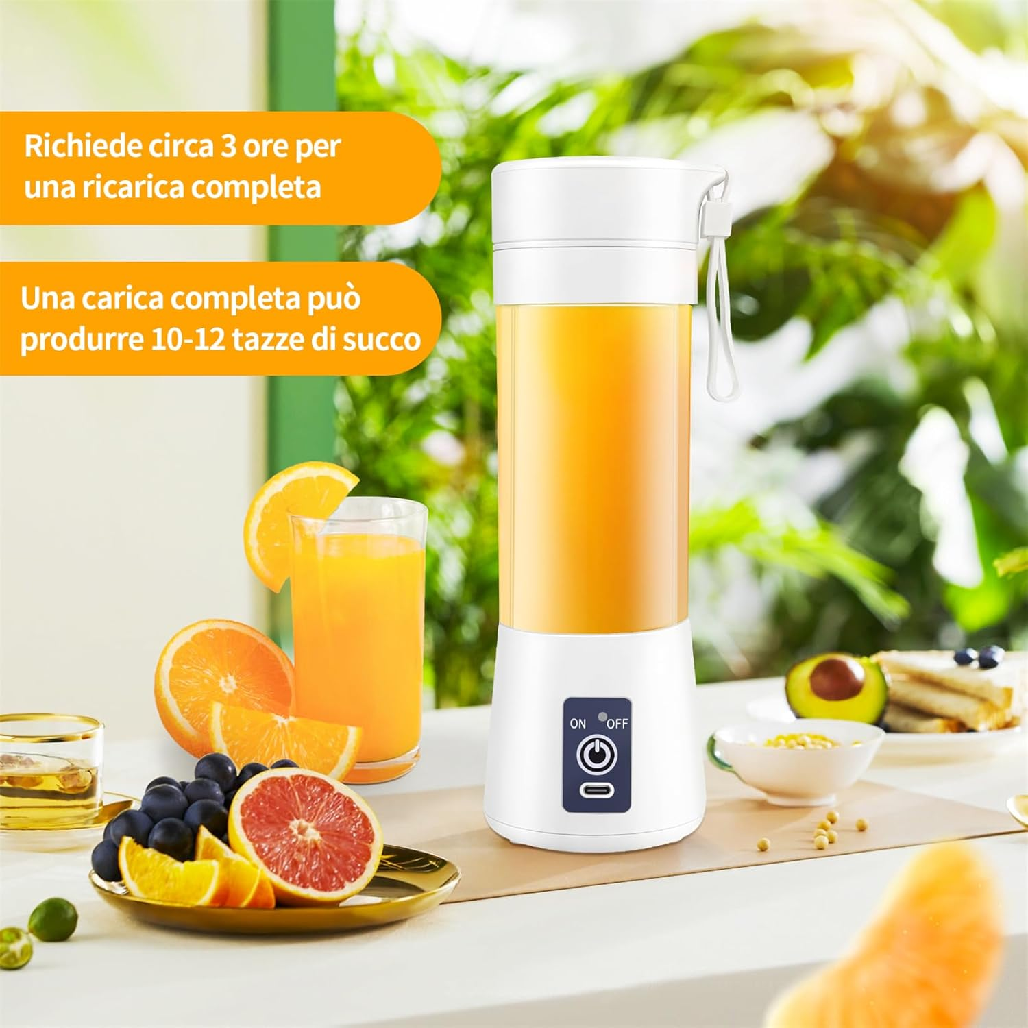 Ein weißer Entsafter mit Orangensaft, Orangen, Trauben und Grapefruit auf einem Tisch. Im Hintergrund ein Glas Saft und ein Sandwich.