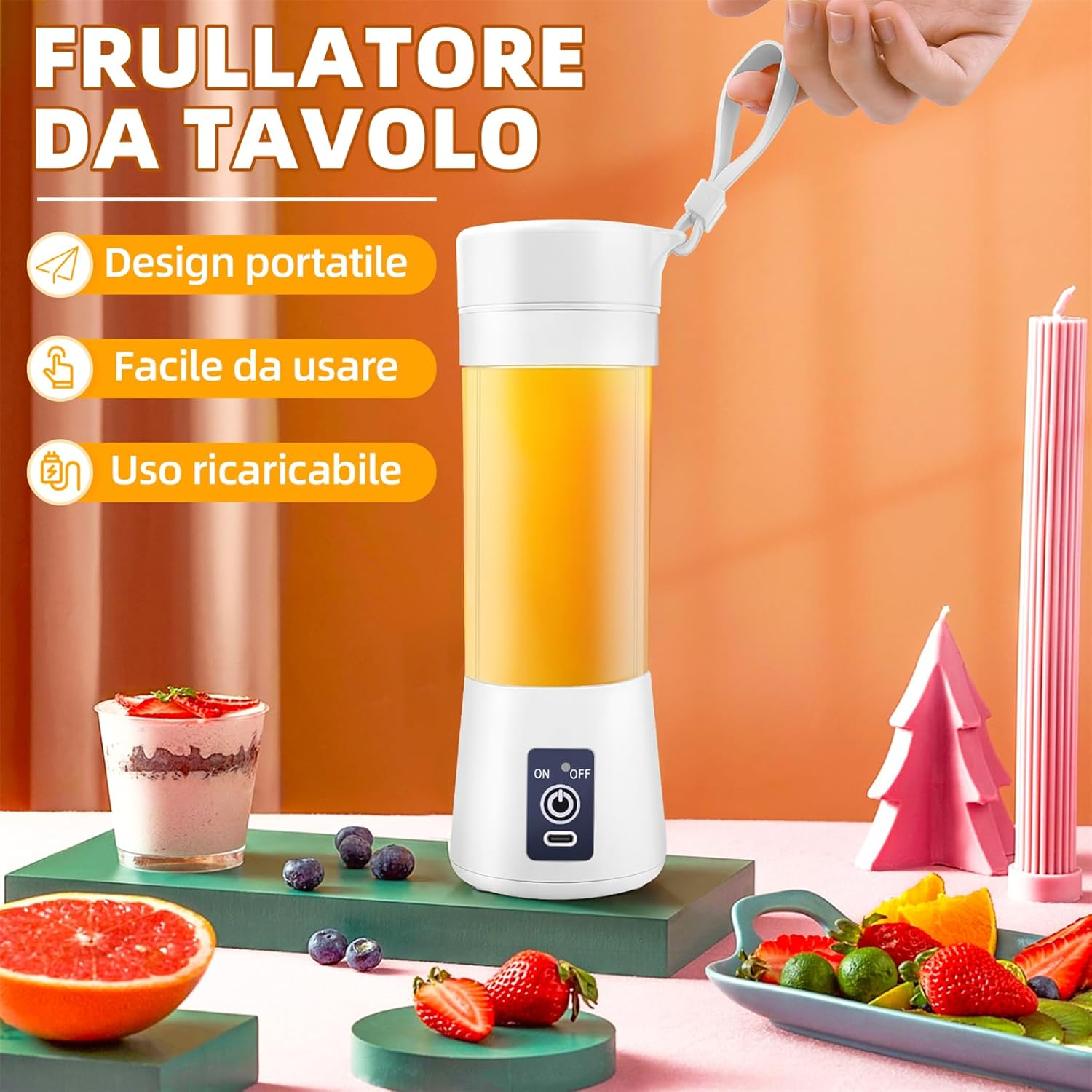 Ein tragbarer Mixer mit Saft, Früchten und einer Hand, die ihn hält. Ein/Aus-Taste sichtbar. Auf dem Tisch liegen Früchte, darunter Beeren und Orangen.