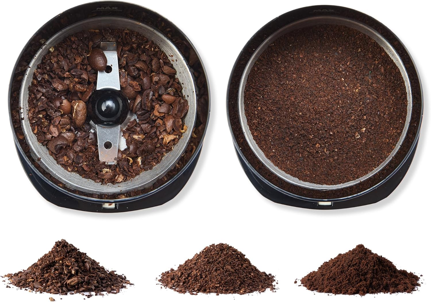 Kaffeemühle mit ganzen und gemahlenen Bohnen, drei Haufen Kaffeesatz.