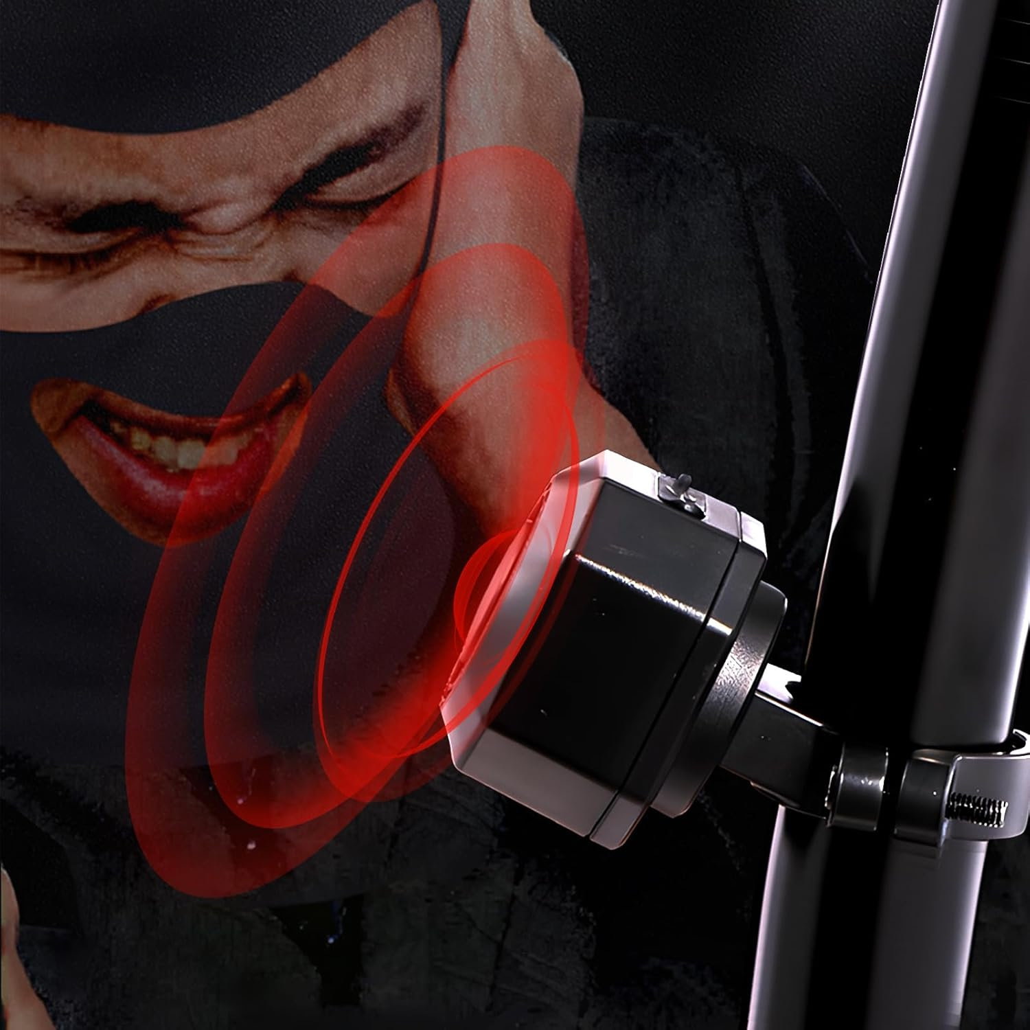 Eine Person mit Maske, die sich das Ohr hält, mit rotem Alarmsymbol und schwarzem Gerät.