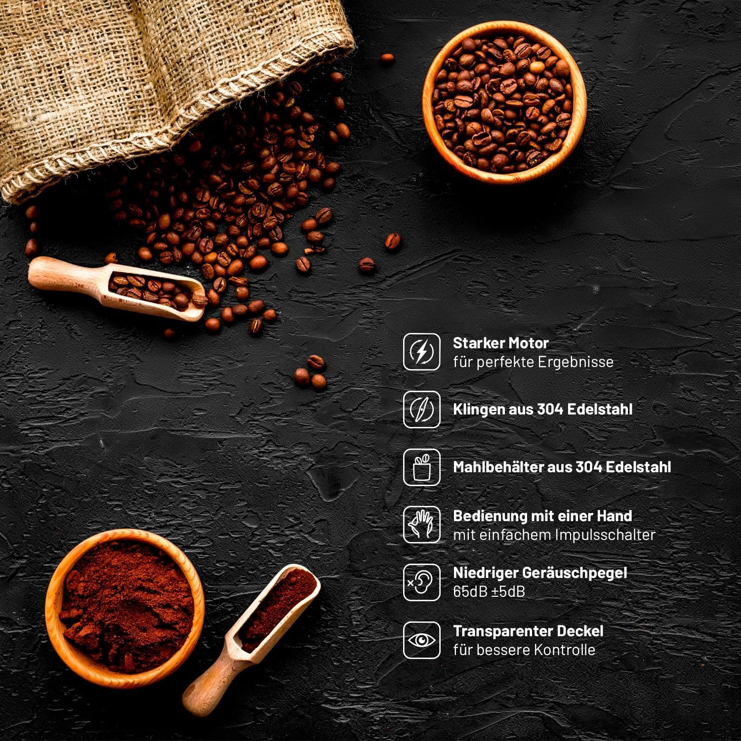 Kaffeebohnen, die aus einem Jutesack verschüttet wurden. Zwei Holzschalen mit Bohnen und gemahlenem Kaffee. Holzschaufel. Schwarzer strukturierter Hintergrund.